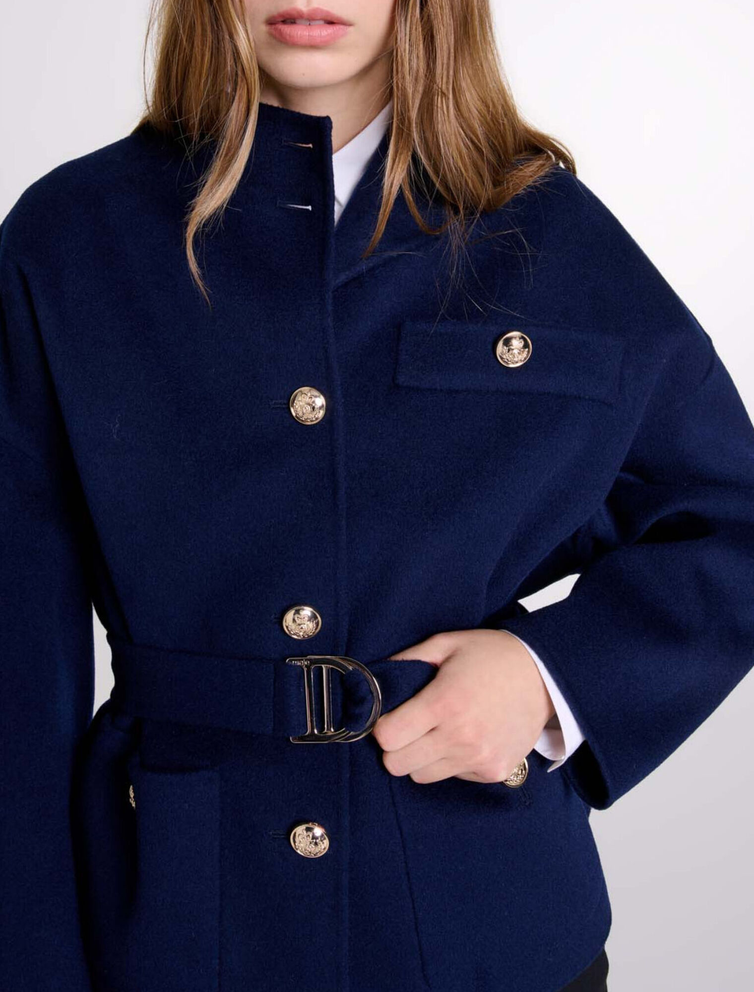 Abrigo corto de lana con cintur&oacute;n