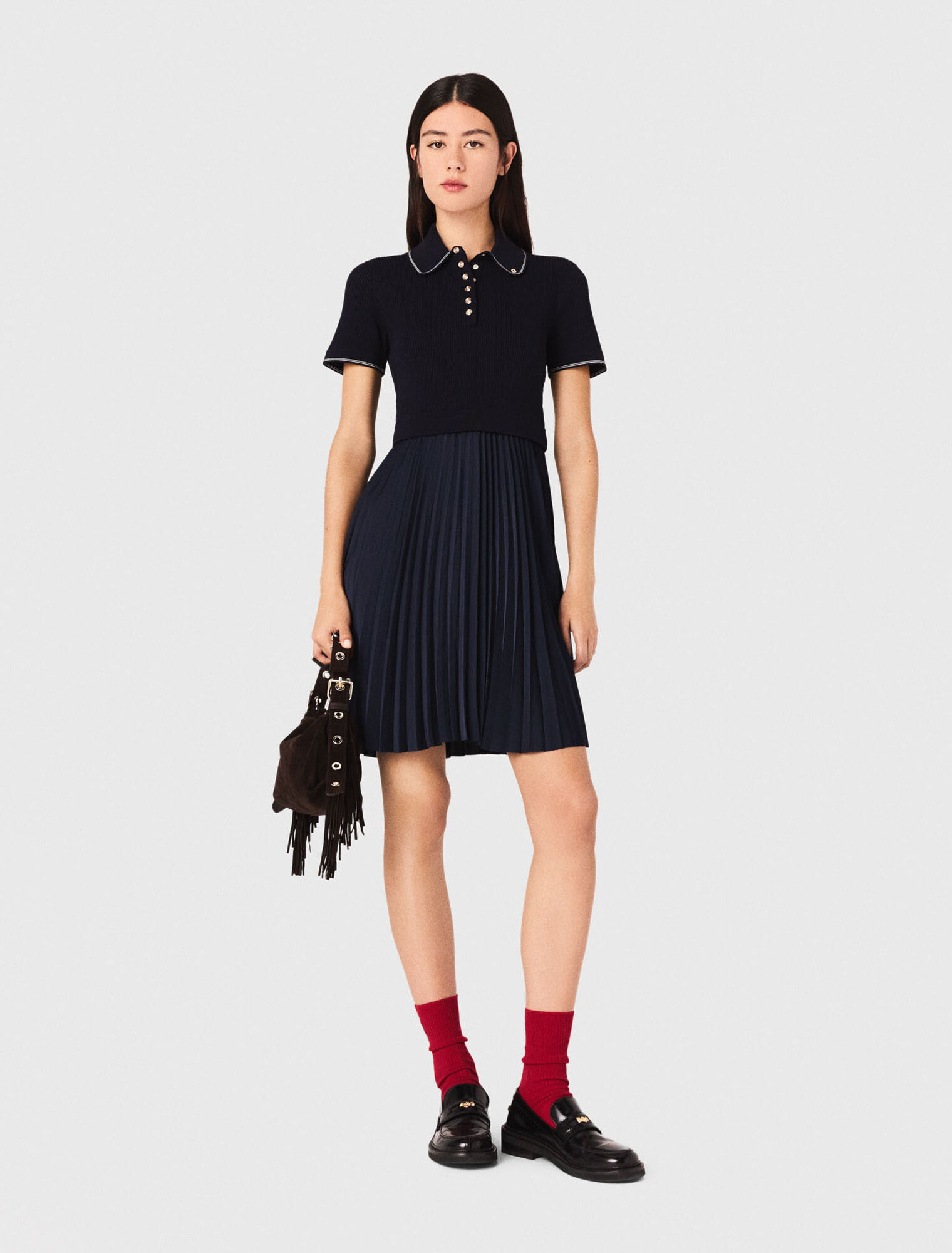 Vestido corto plisado y cuello polo