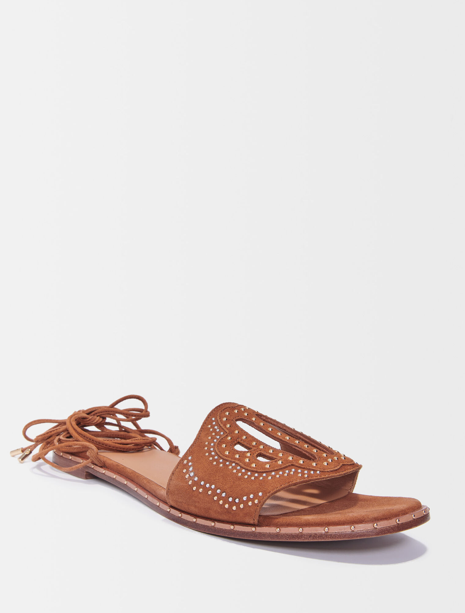 Sandalias planas con tachuelas