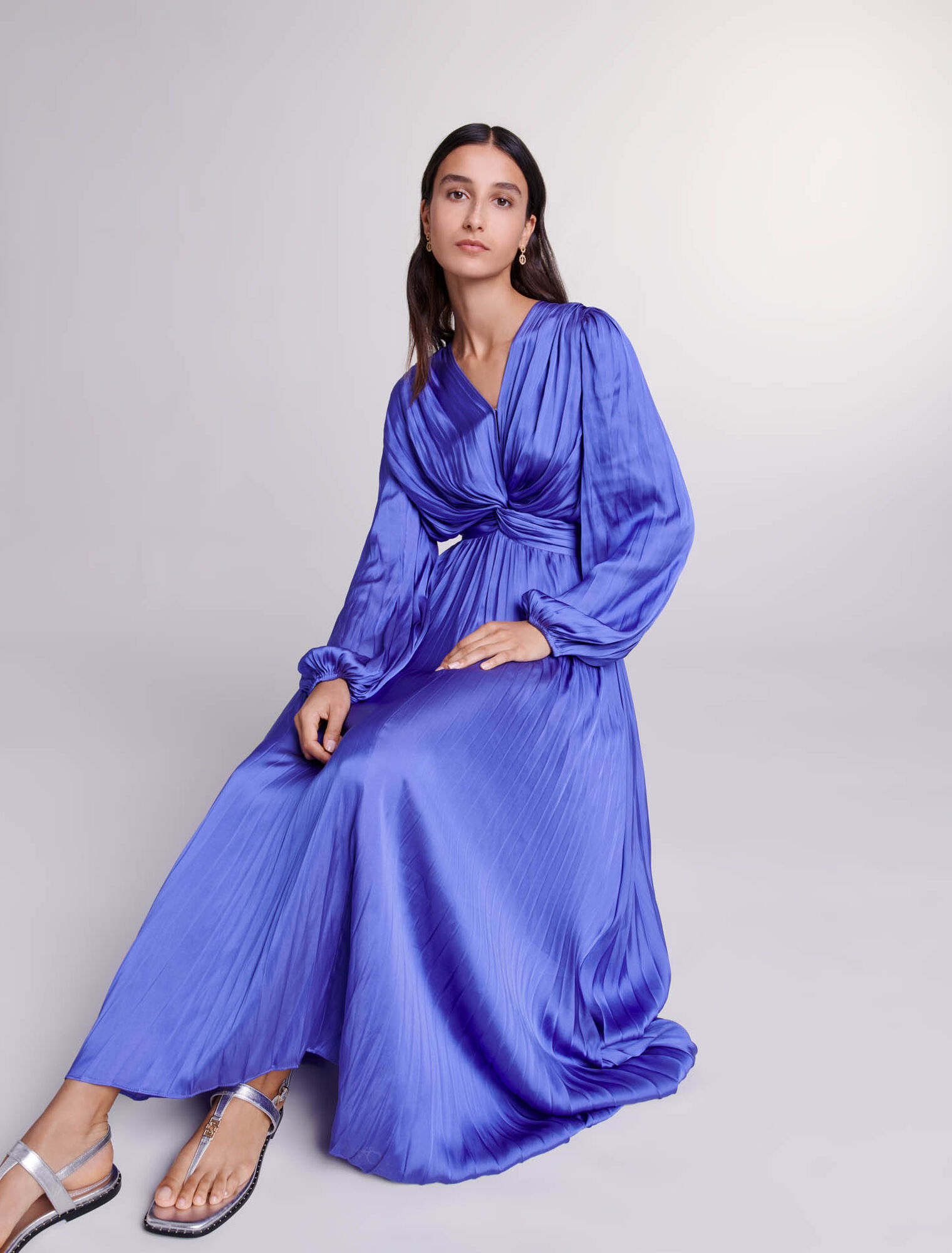 Vestido largo satinado y drapeado