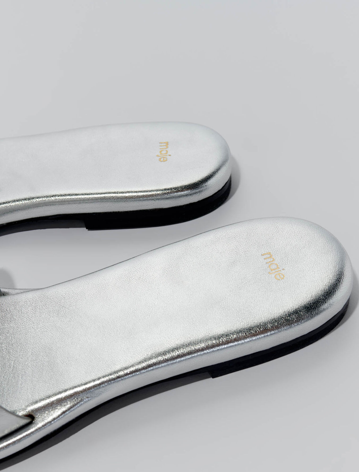 Mules de piel con tachuelas