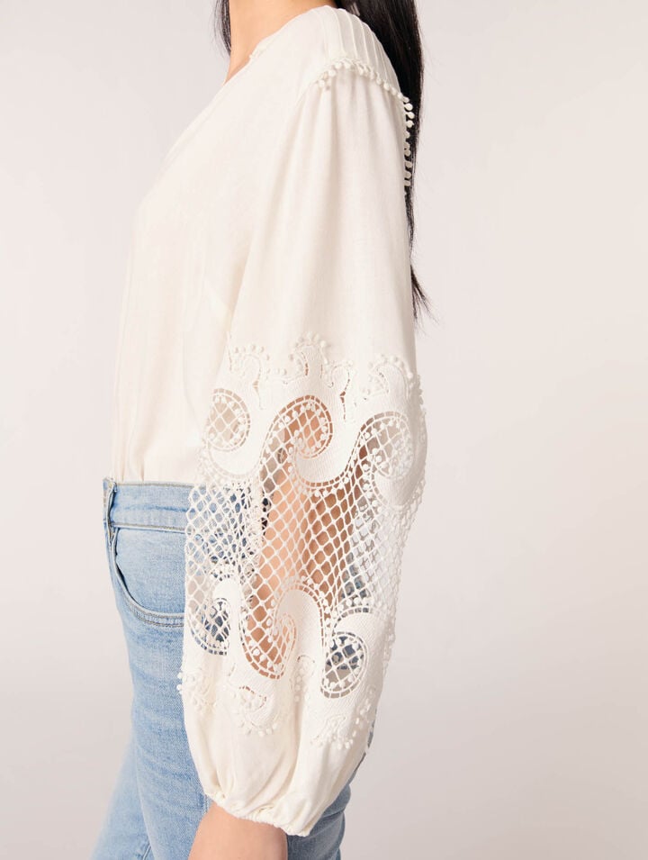 Camisa con mangas bordadas