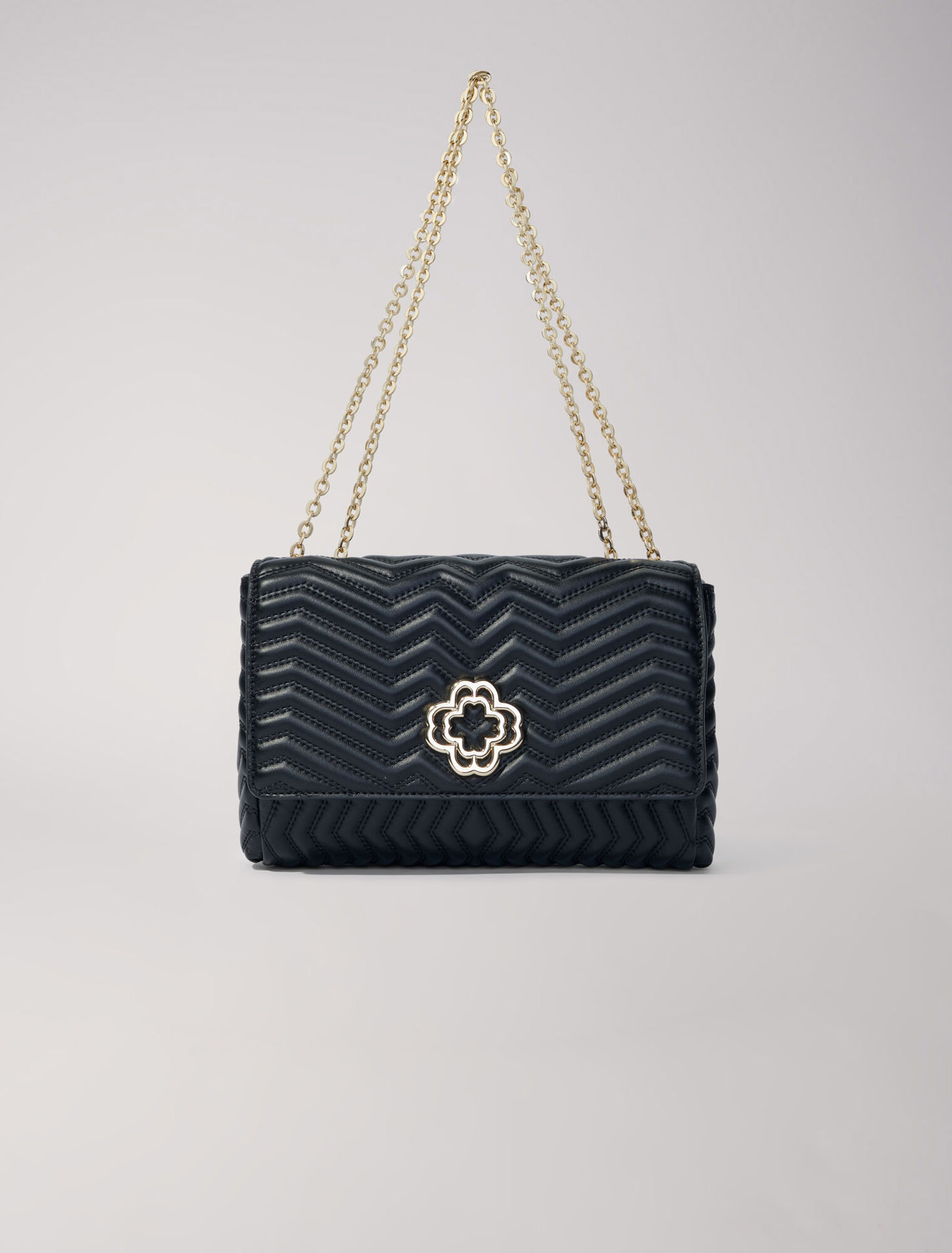Bolso de piel con cadena