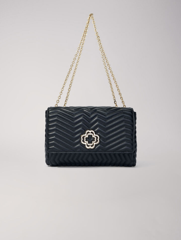 Bolso de piel con cadena