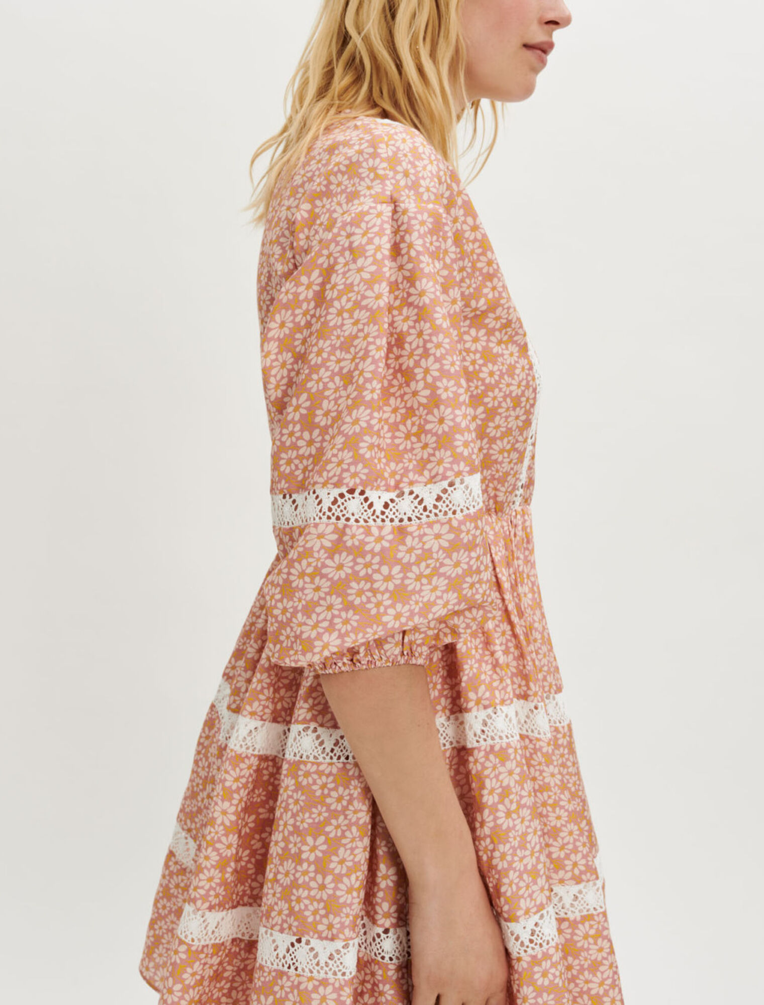Vestido estampado con trenzas de encaje