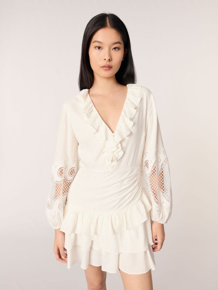 Vestido con volantes y mangas bordadas
