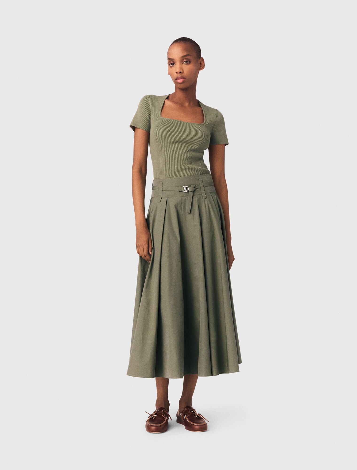 Jersey acanalado de escote cuadrado