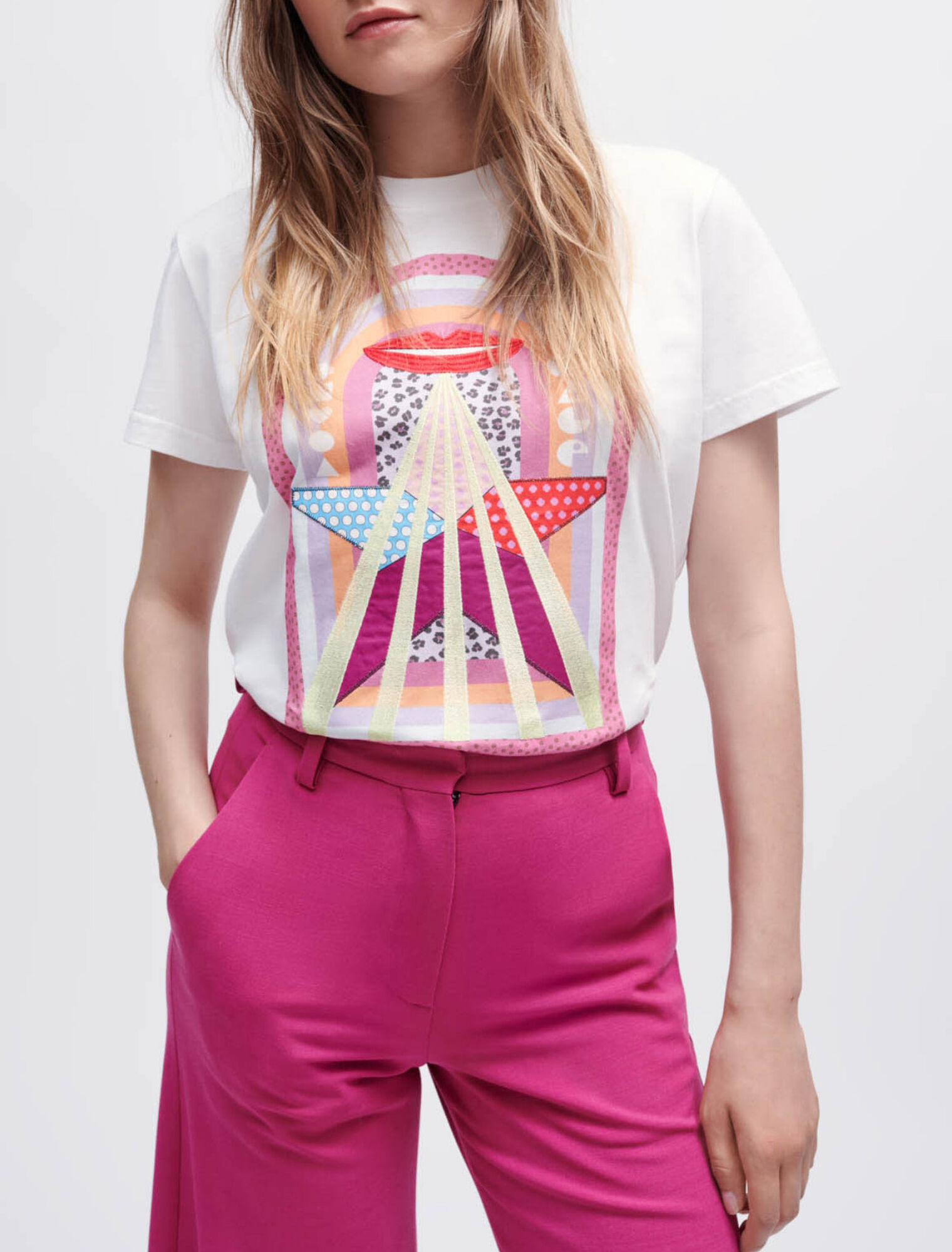 Camiseta con serigrafía y bordado