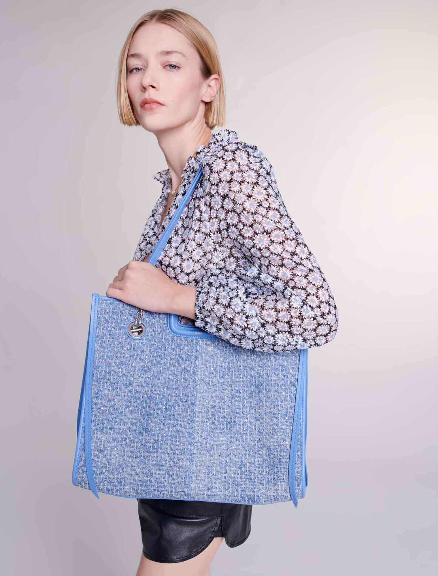 Bolso cabás de tela denim y estrás