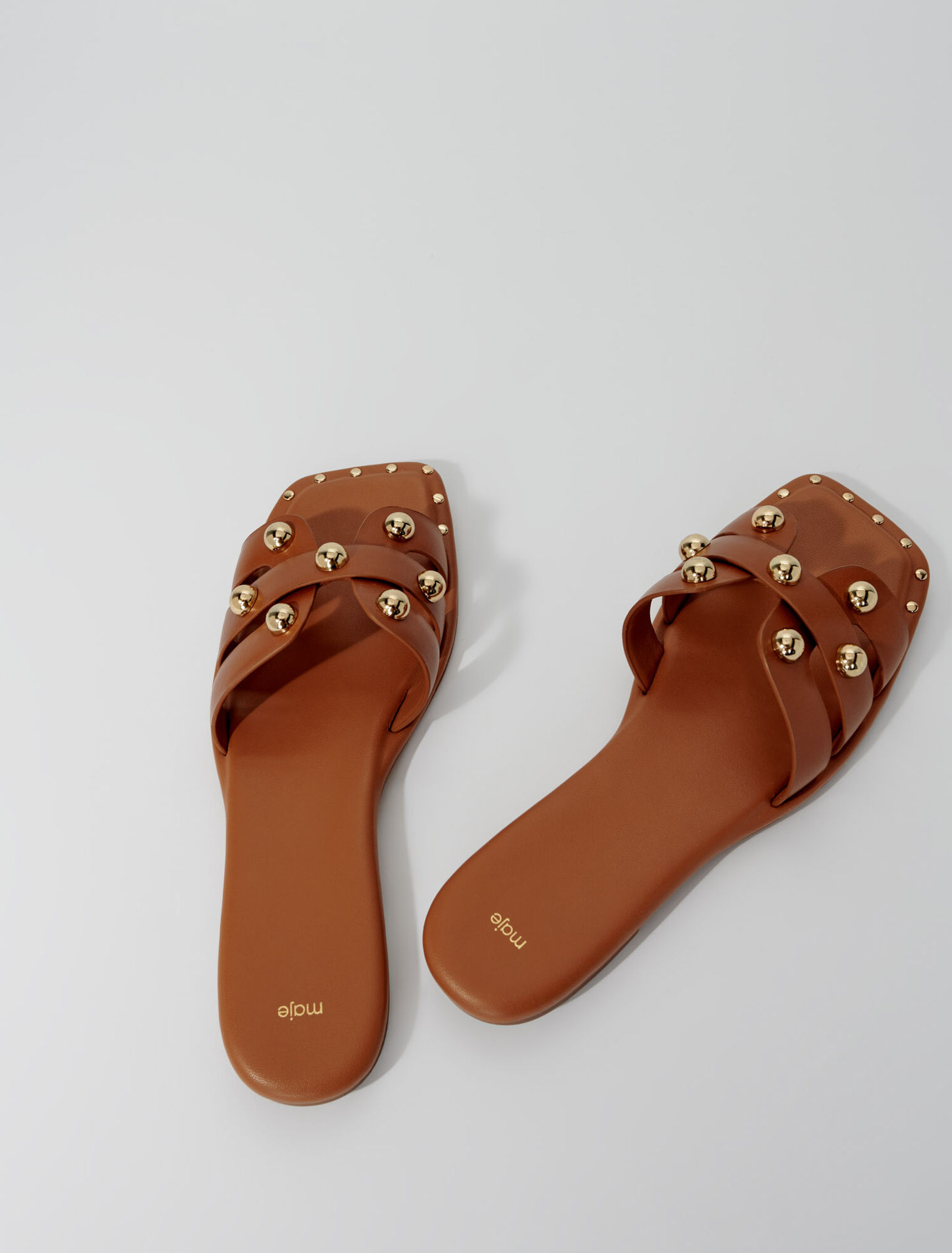 Mules de piel con tachuelas
