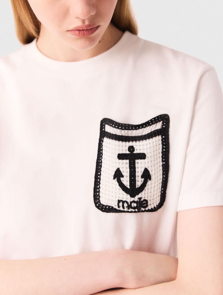 Camiseta con bolsillo bordado