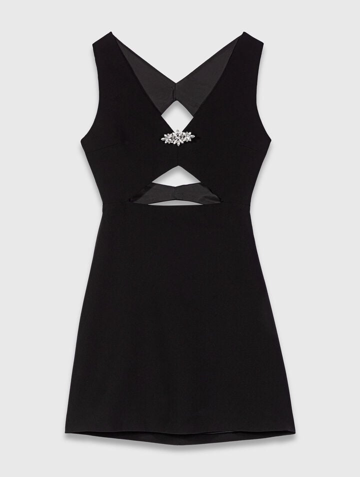 Vestido corto bordado con joyas