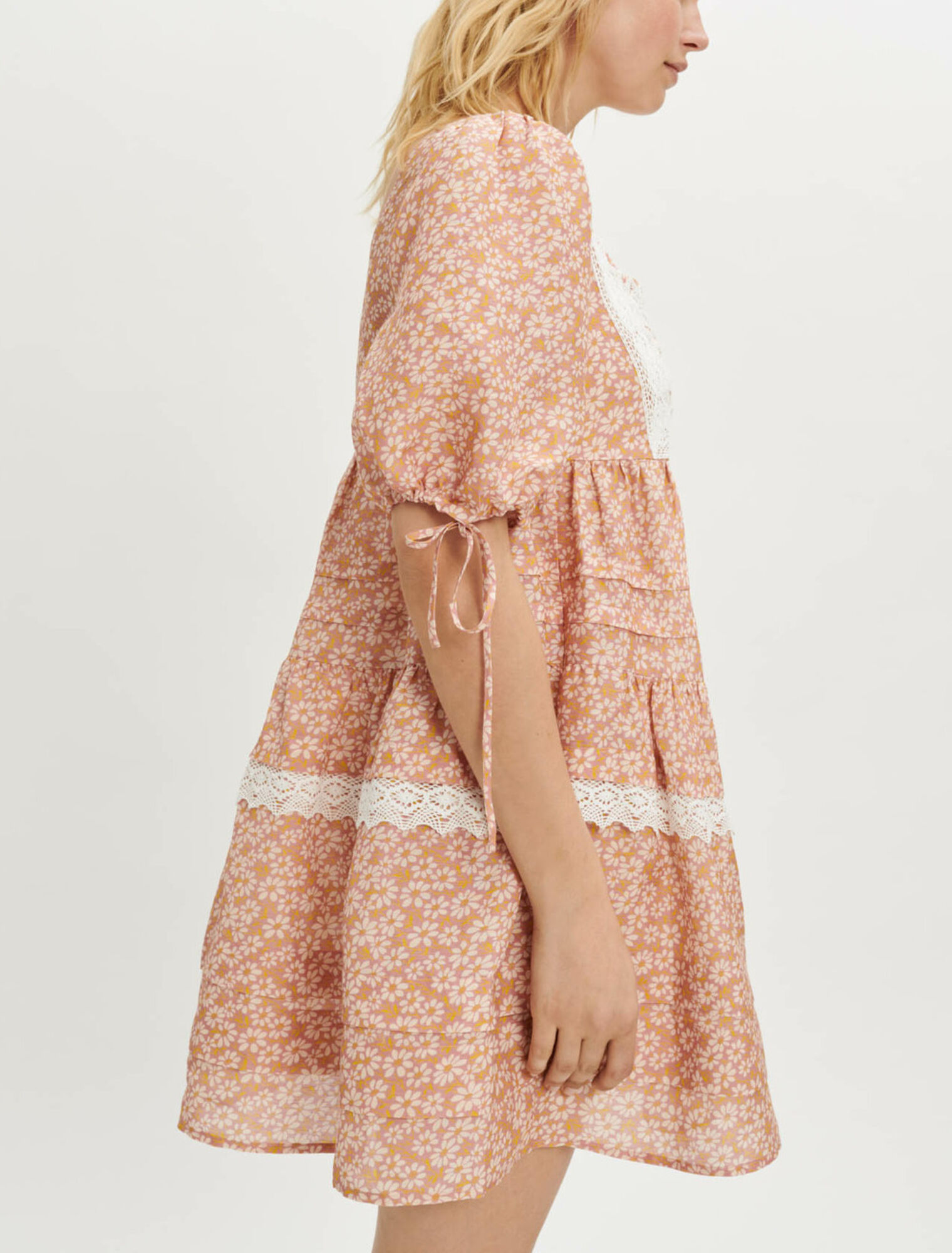 Vestido estampado con trenzas de encaje