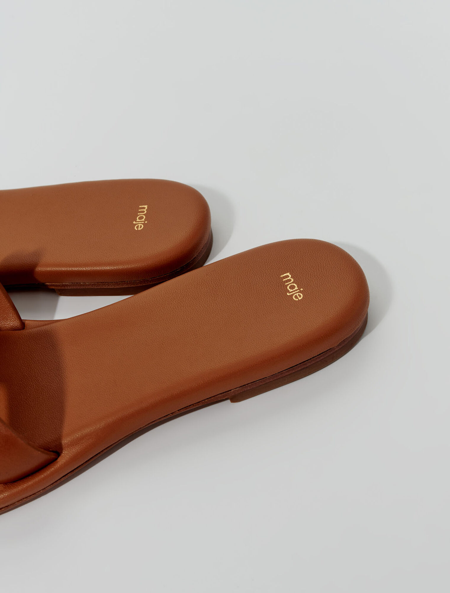 Mules de piel con tachuelas