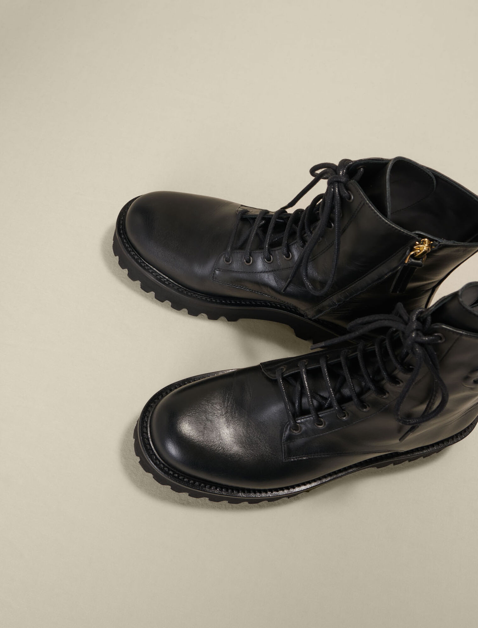 Botines negros de piel con cordones