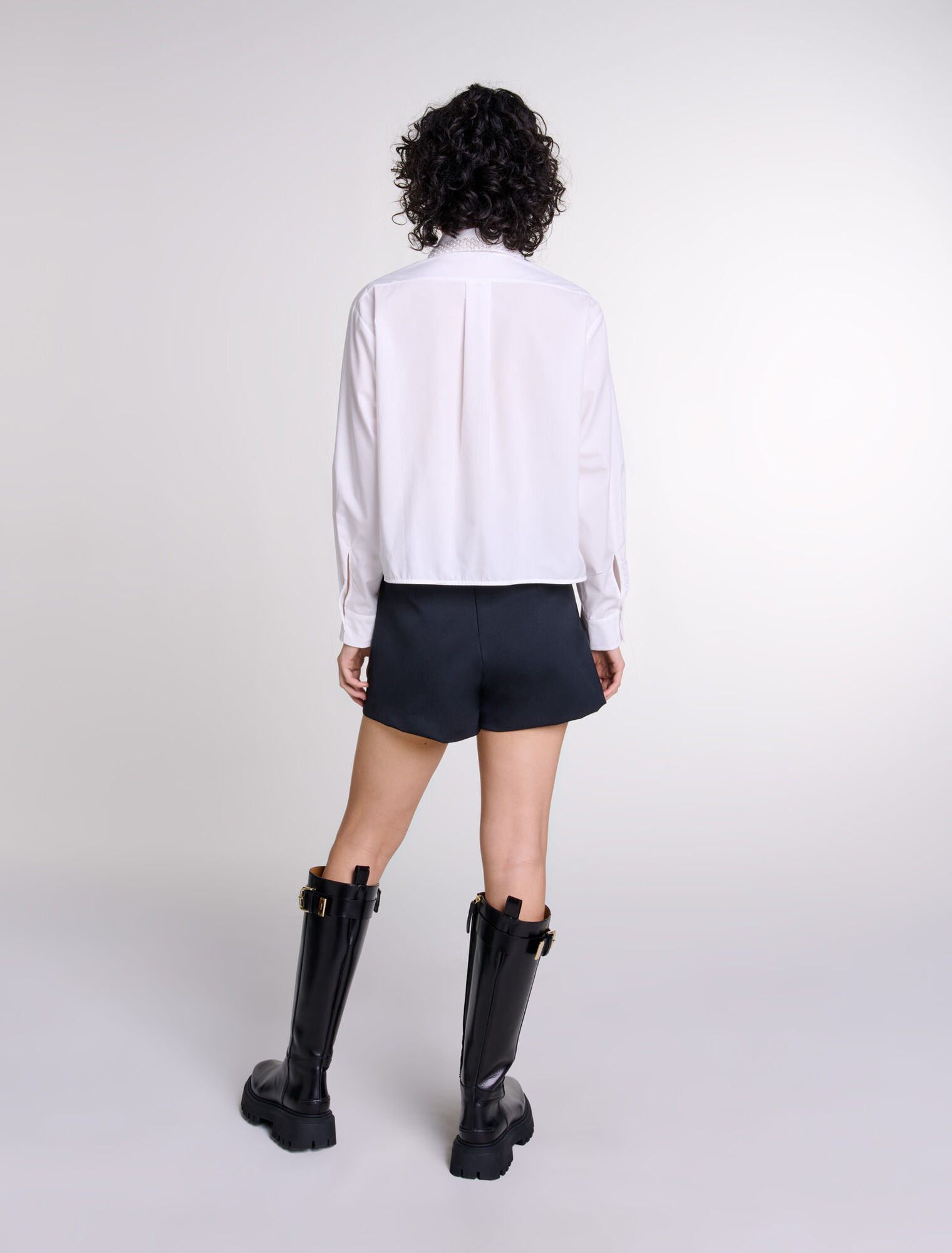 Camisa corta con perlas