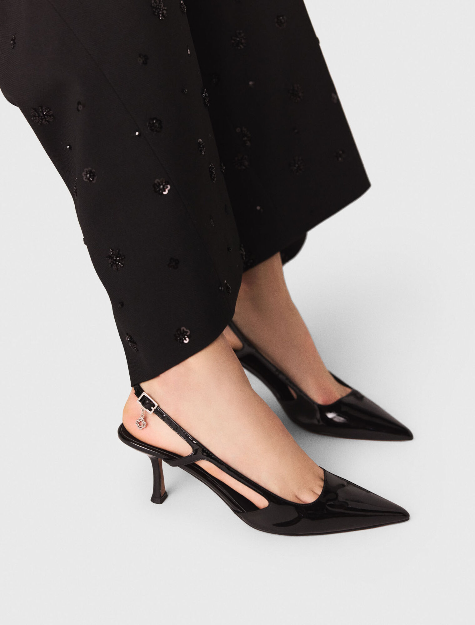 Zapato de tacón slingback de charol