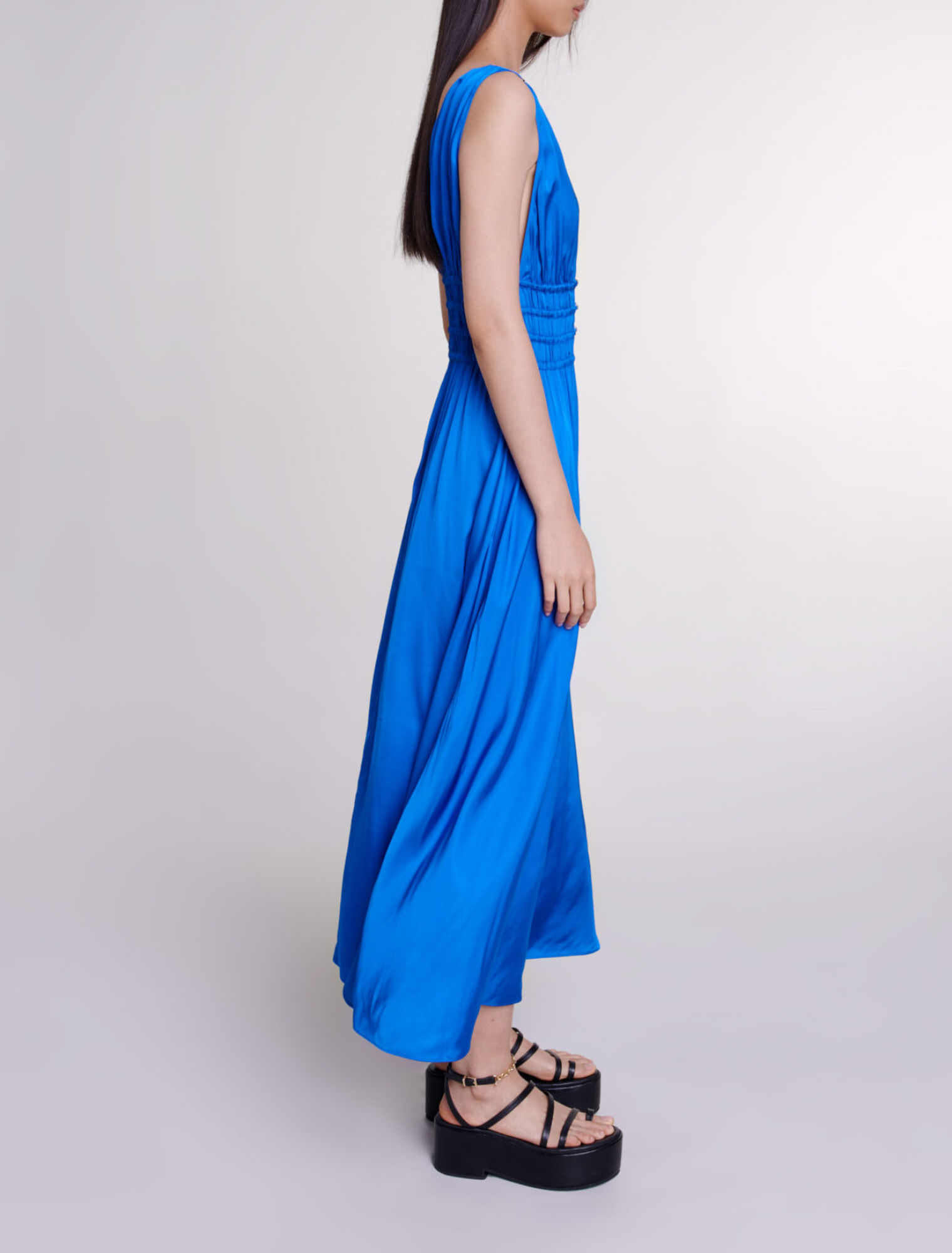 Vestido satinado calado