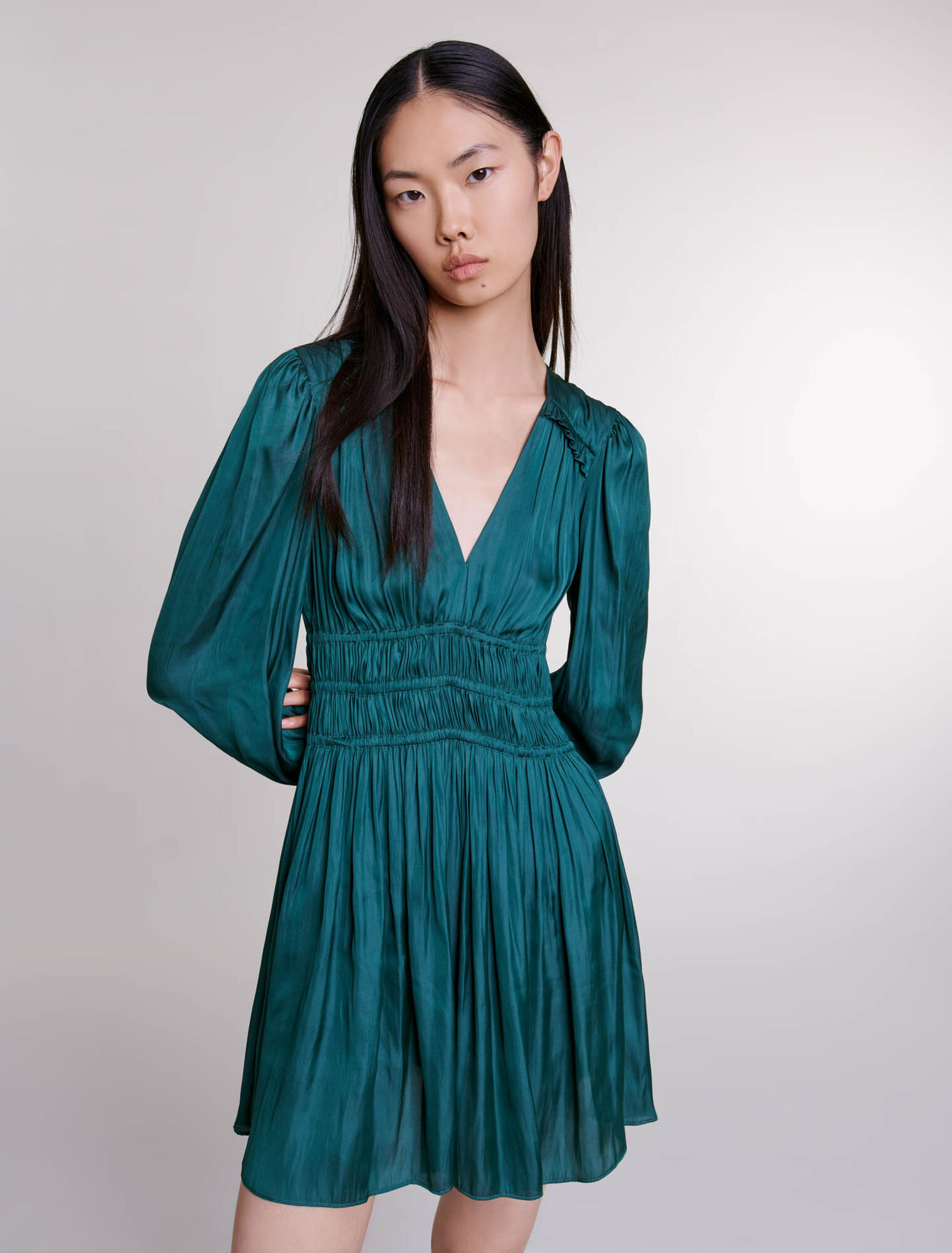 Vestido corto de raso