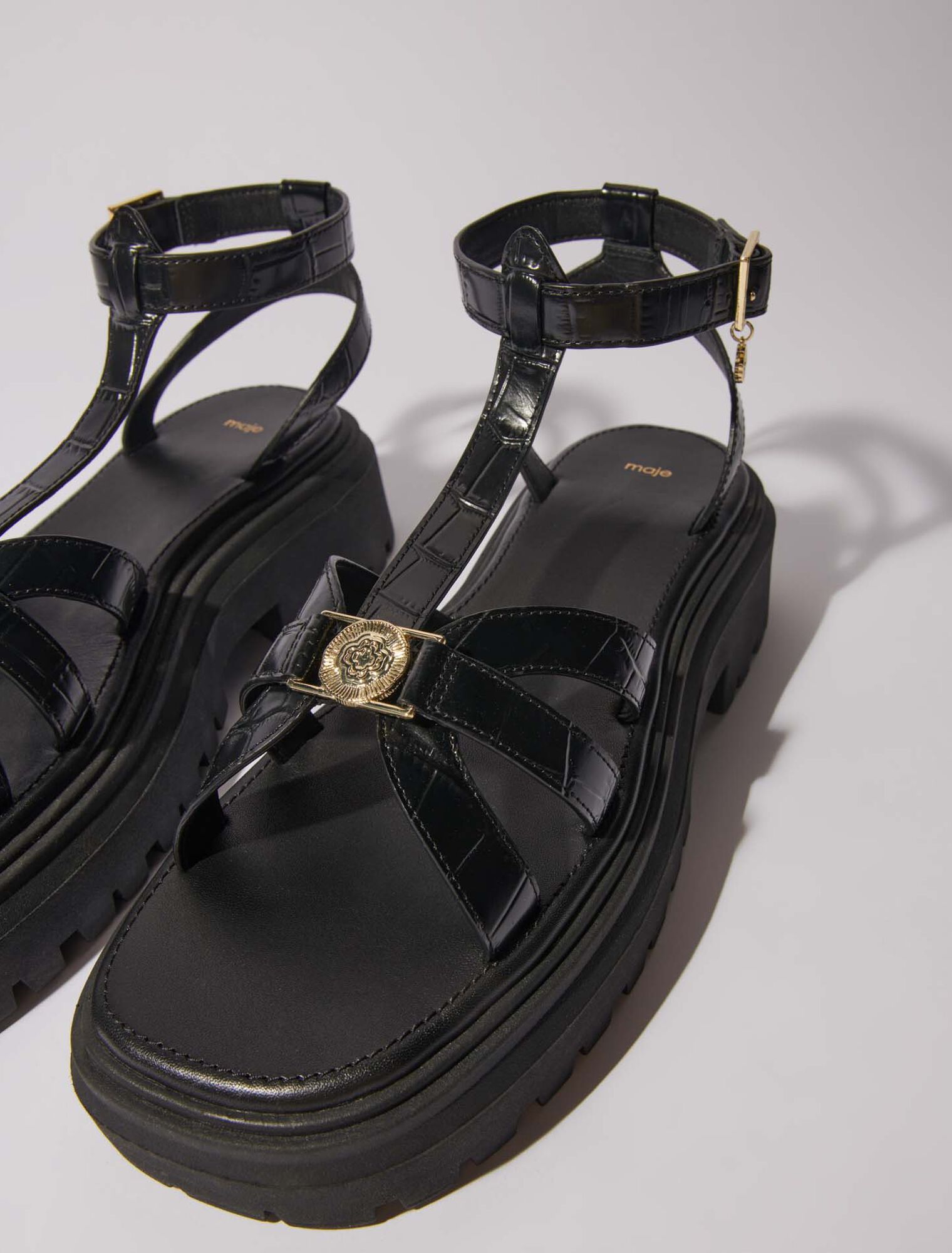 Sandalias planas dentadas