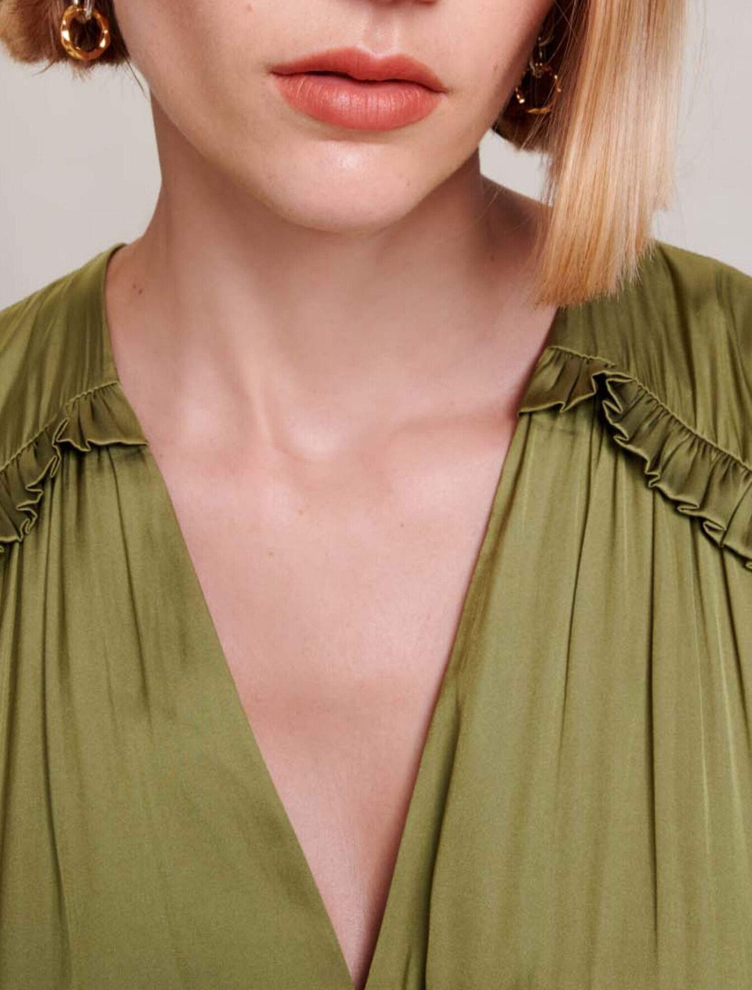 Vestido semi satinado con volantes