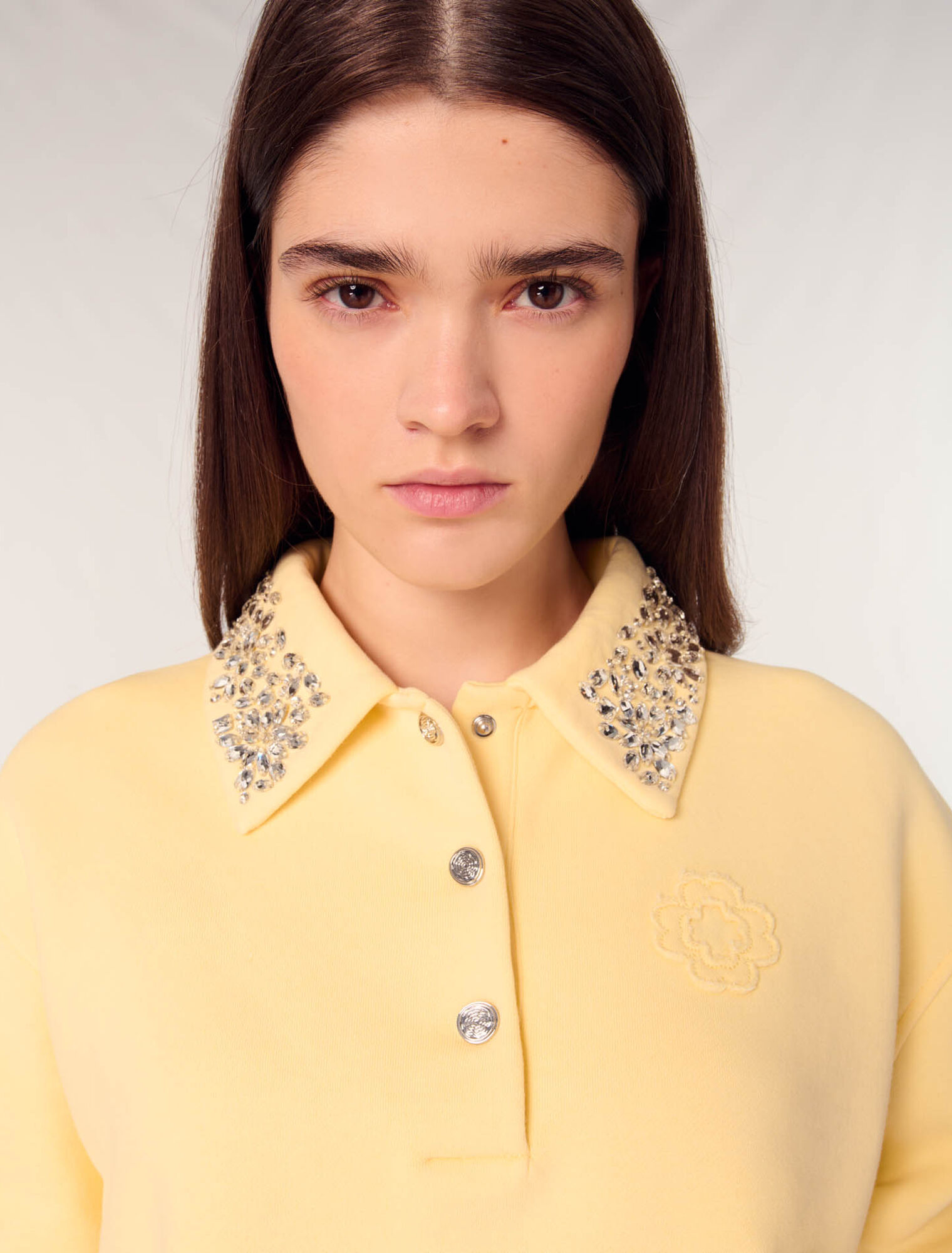 Sudadera corta con cuello joya