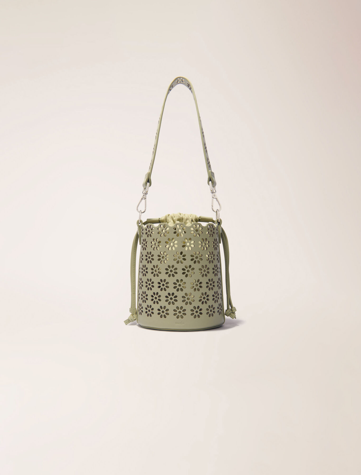 Bolso cubo de piel perforada