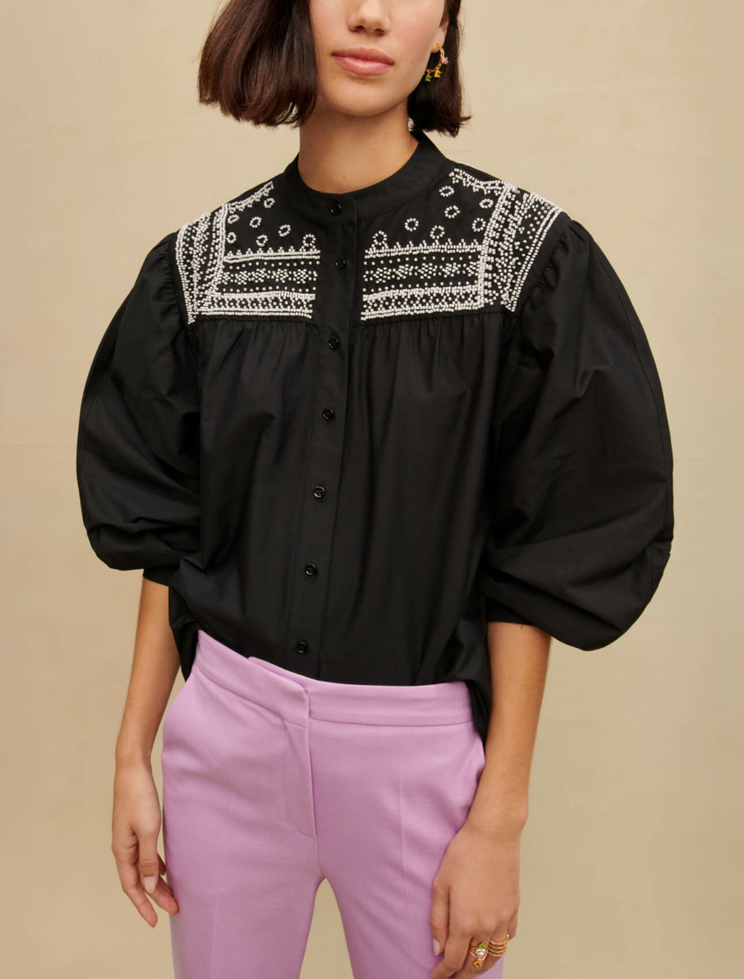 Camisa con detalles bordados