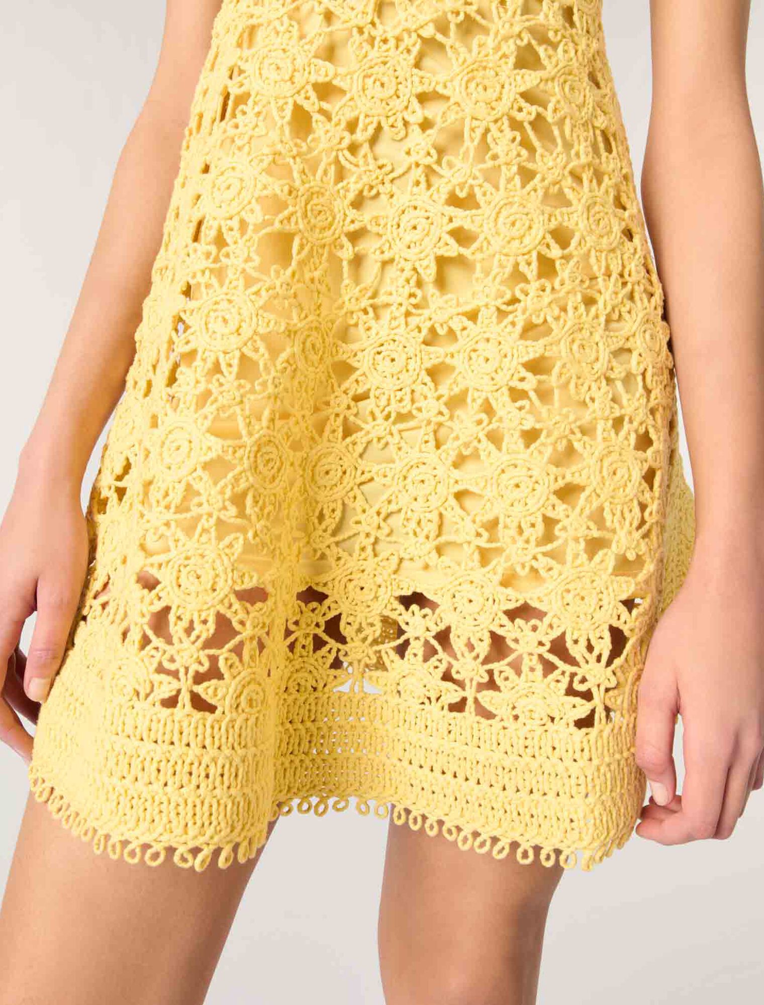 Vestido corto de tirantes de croché