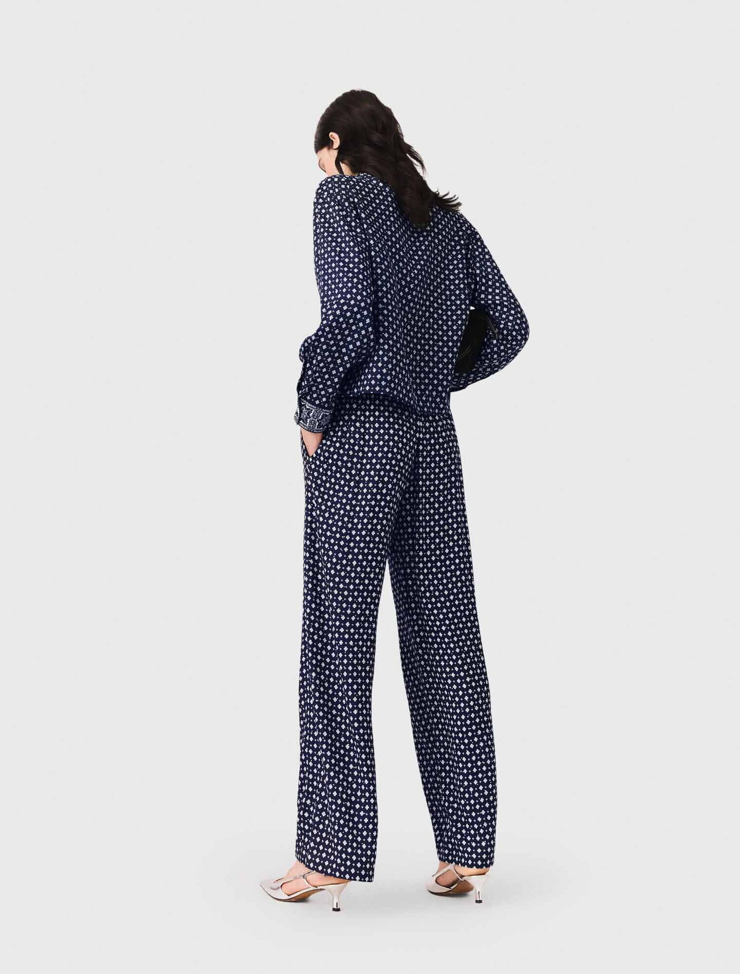 Pantal&oacute;n estampado con strass