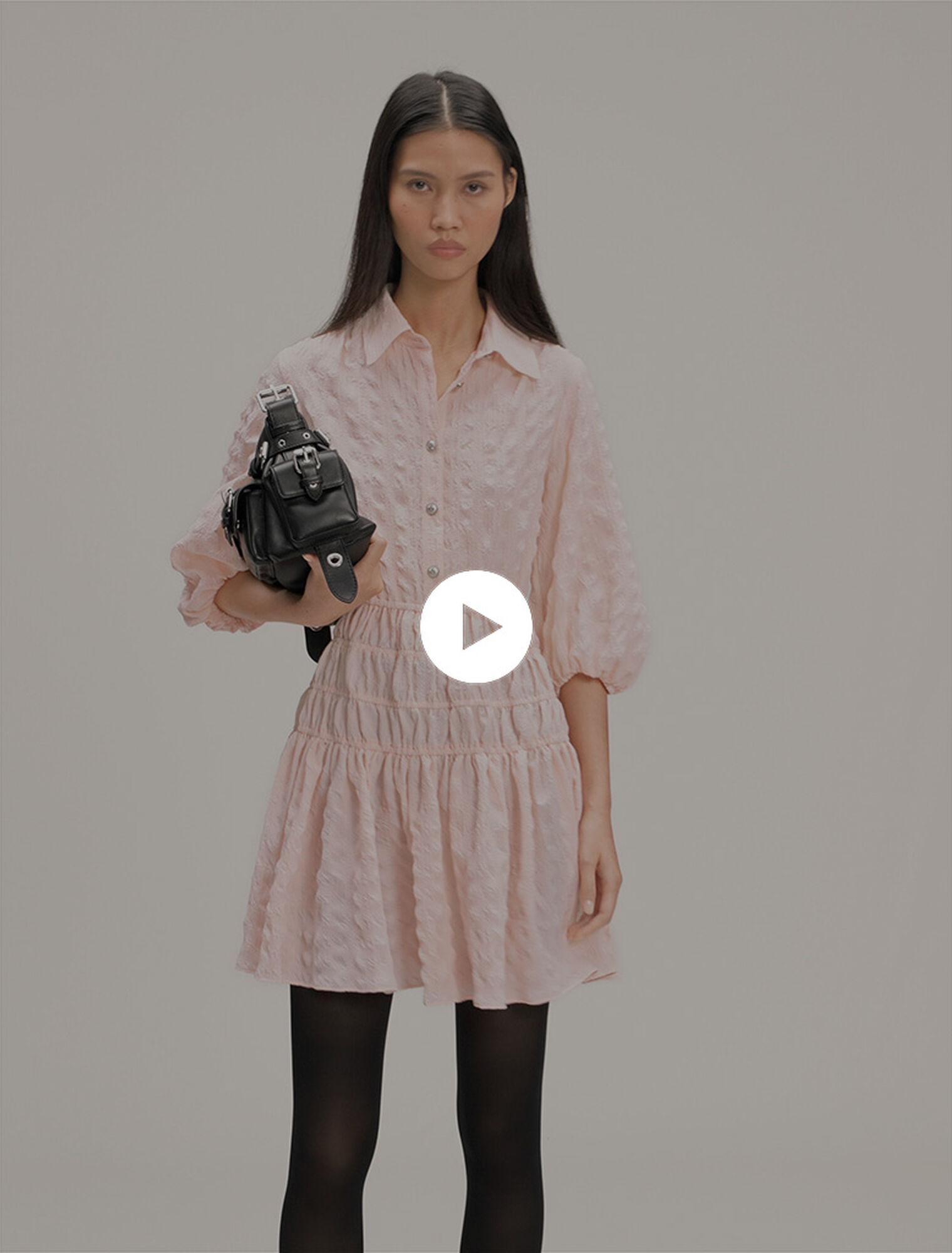 Vestido corto plisado y satinado 