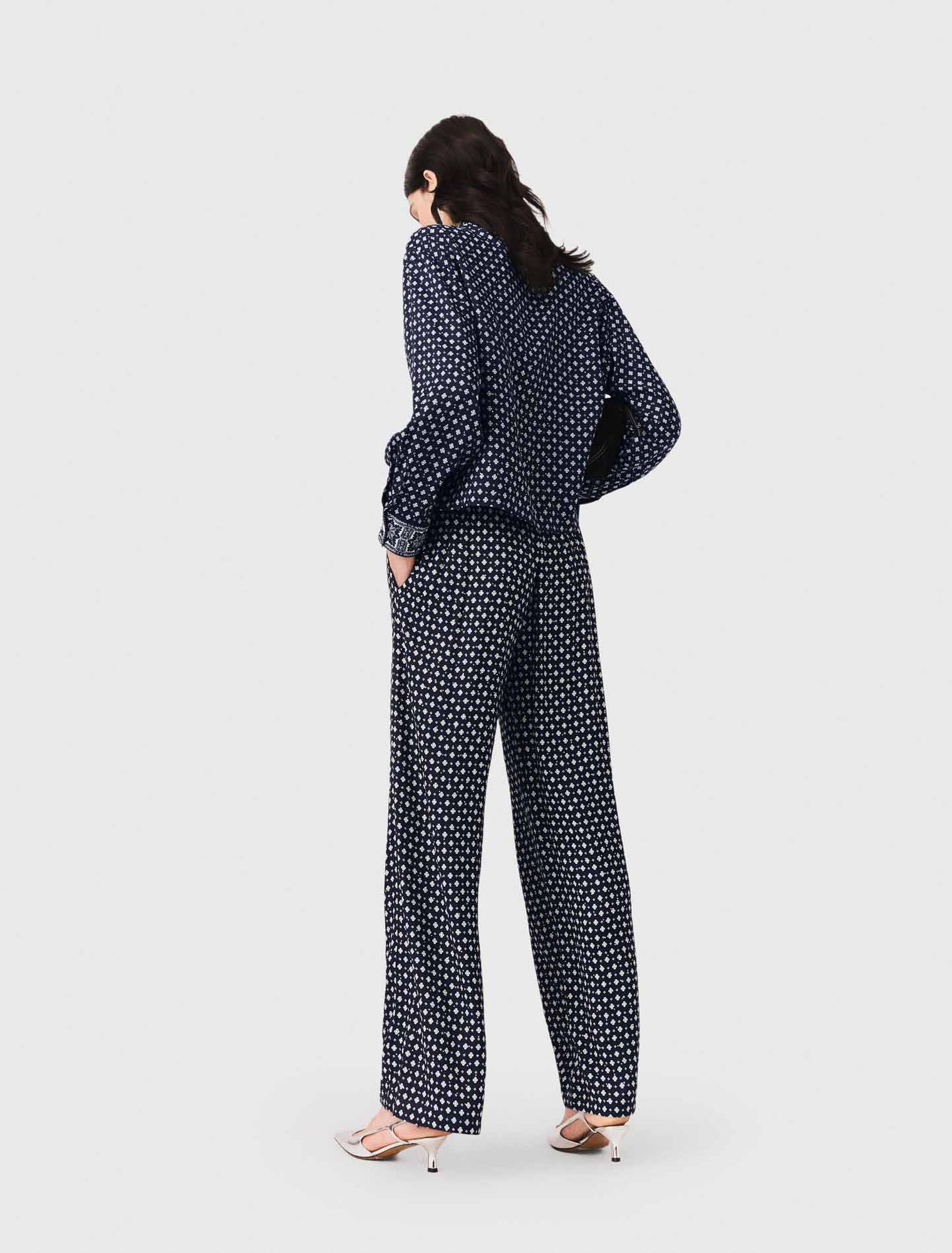 Pantal&oacute;n estampado con strass