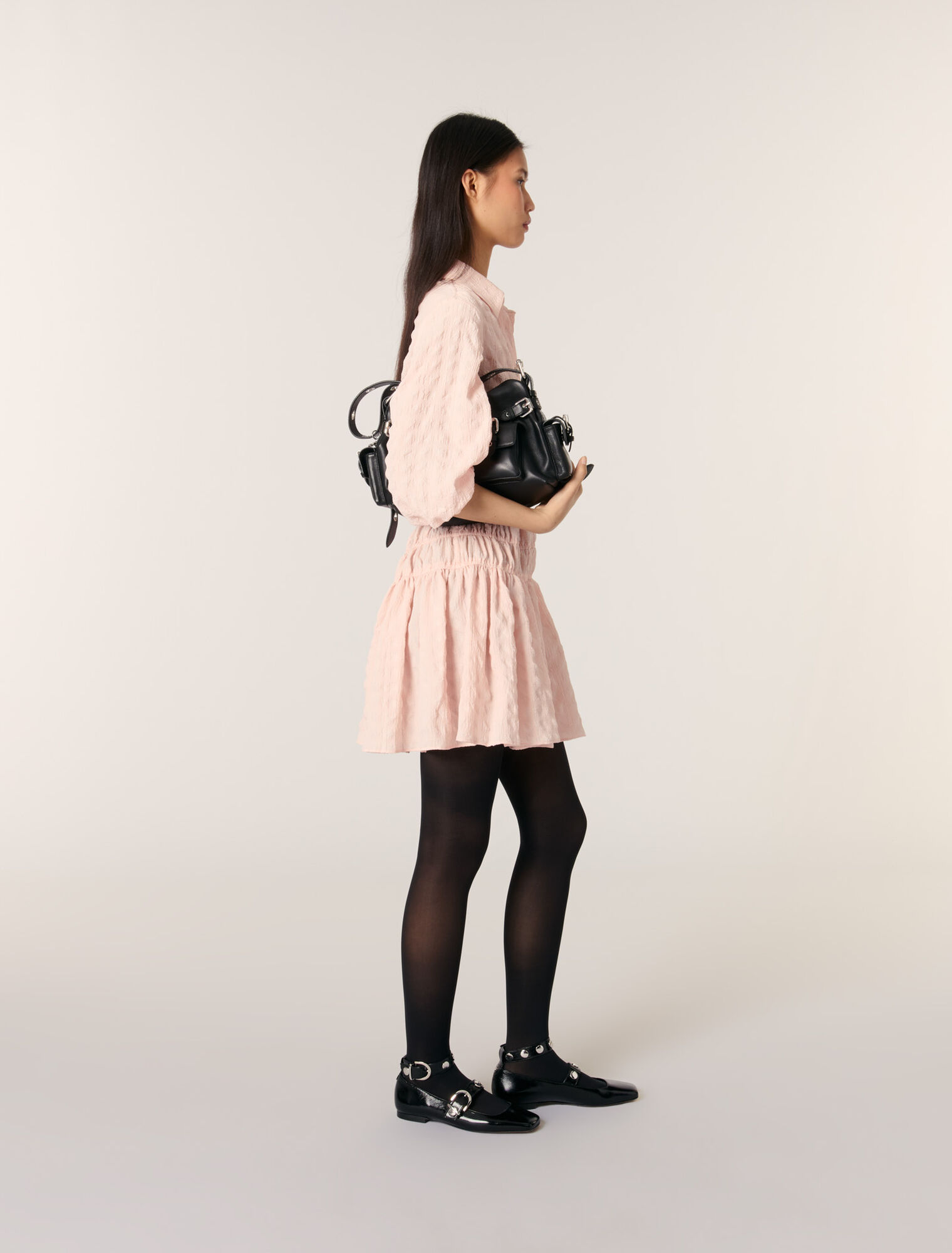 Vestido corto plisado y satinado 