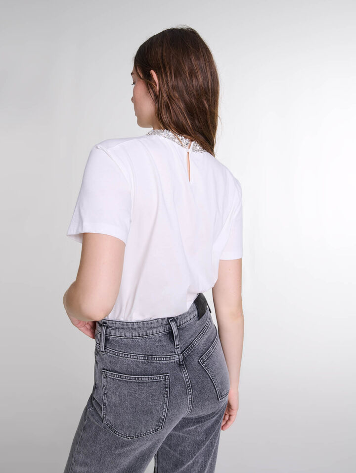 Camiseta con cuello joya