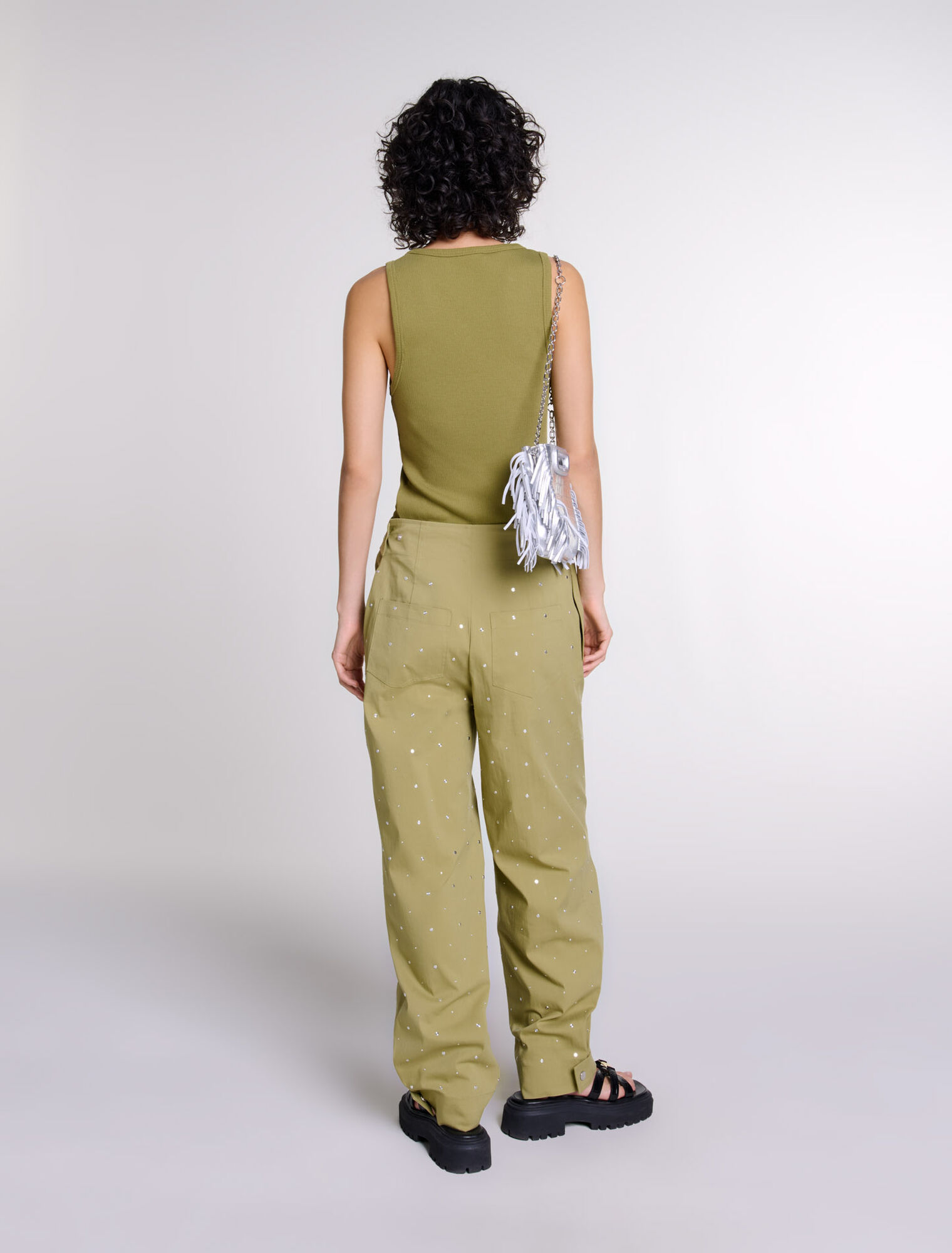 Pantalón baggy con tachuelas