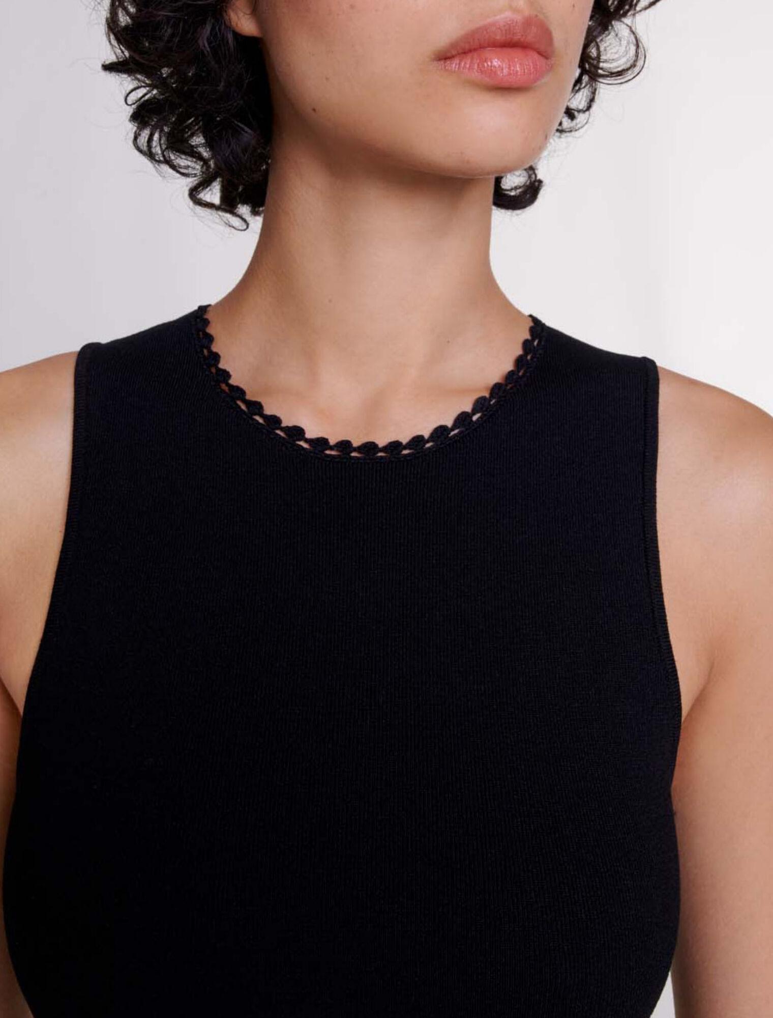 Vestido largo de punto con recortes