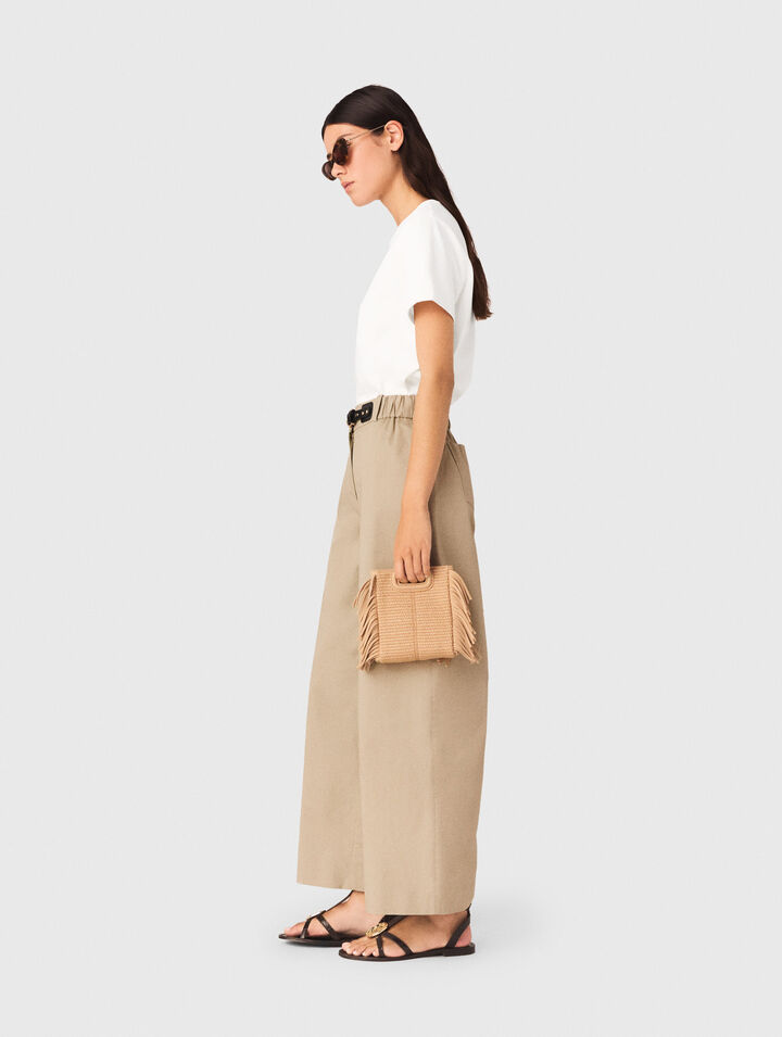 Camiseta con peque&ntilde;o logo bordado