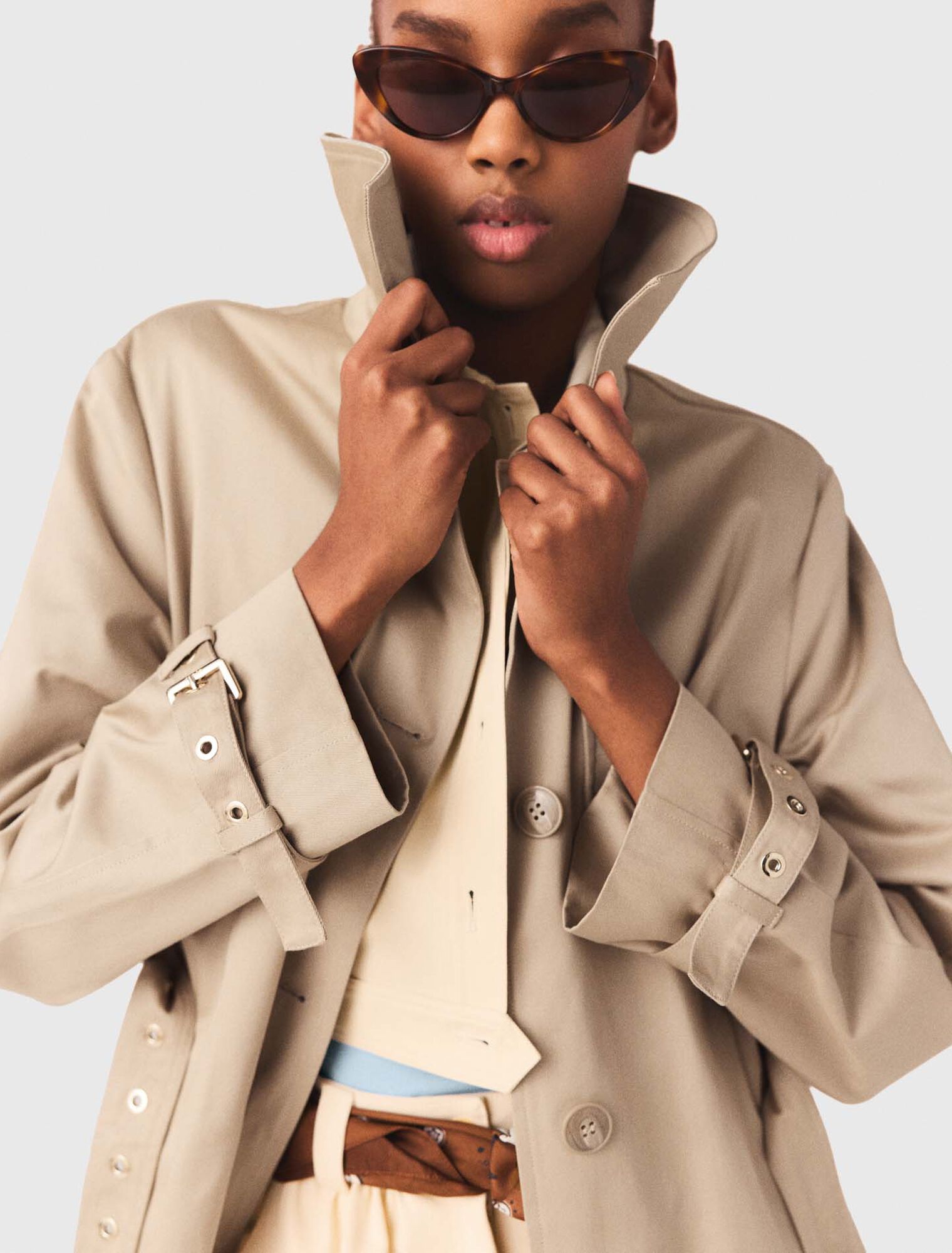 Gabardina con capucha extra&iacute;ble