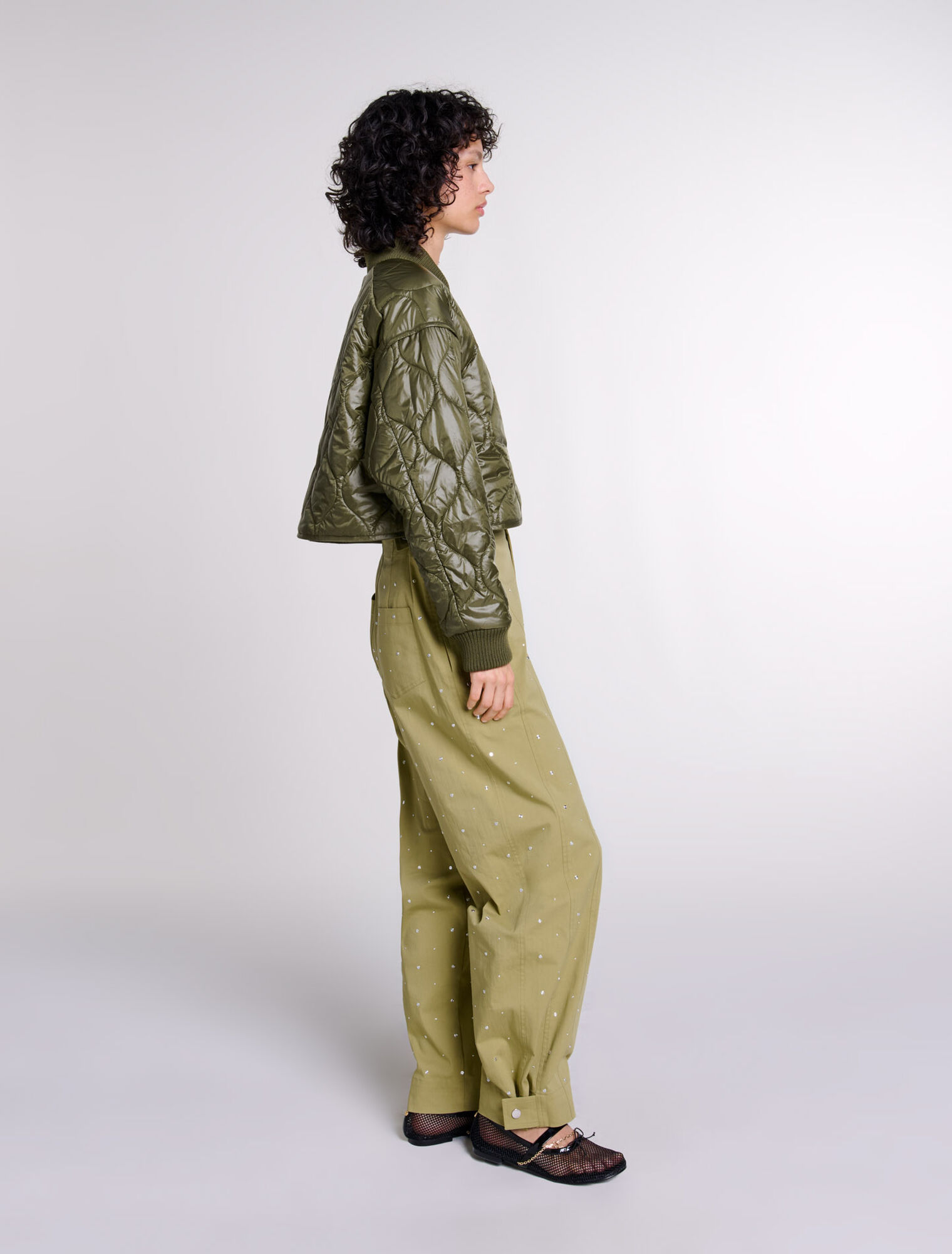 Pantalón baggy con tachuelas