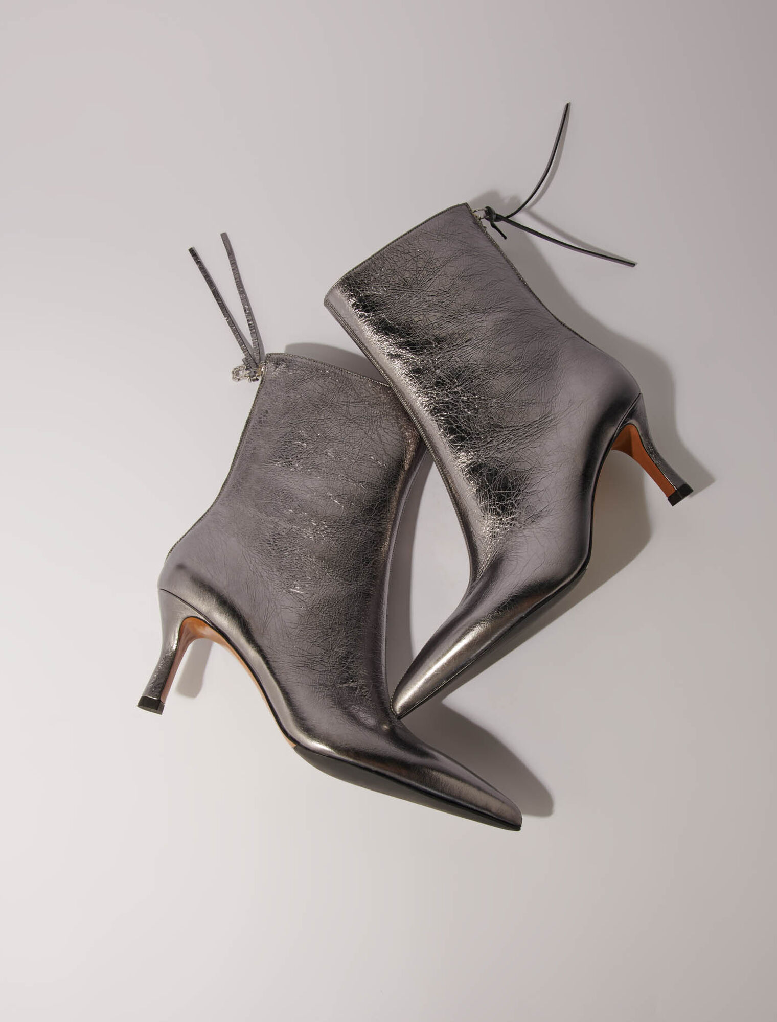 Botines con puntera metalizada