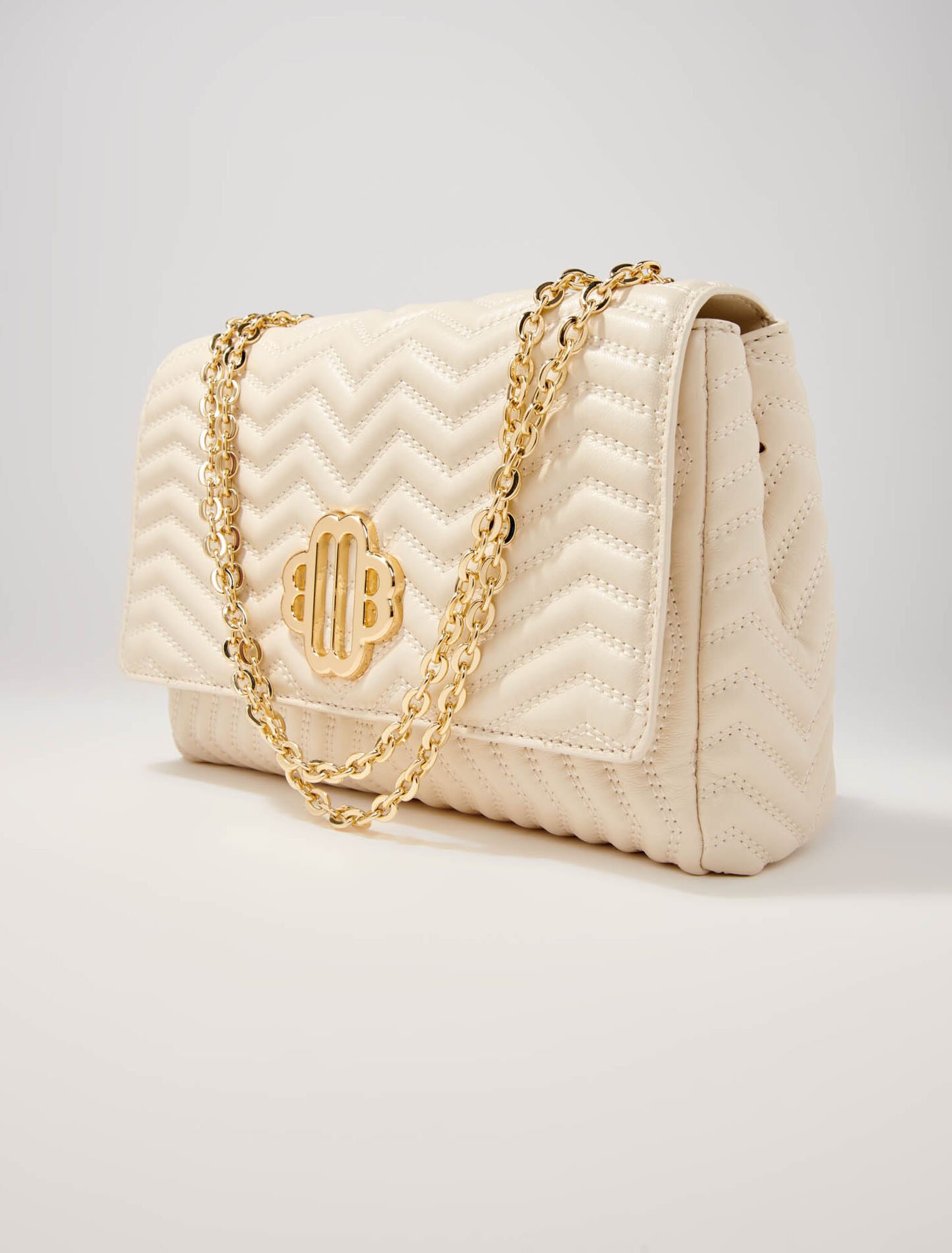 Bolso de piel con cadena