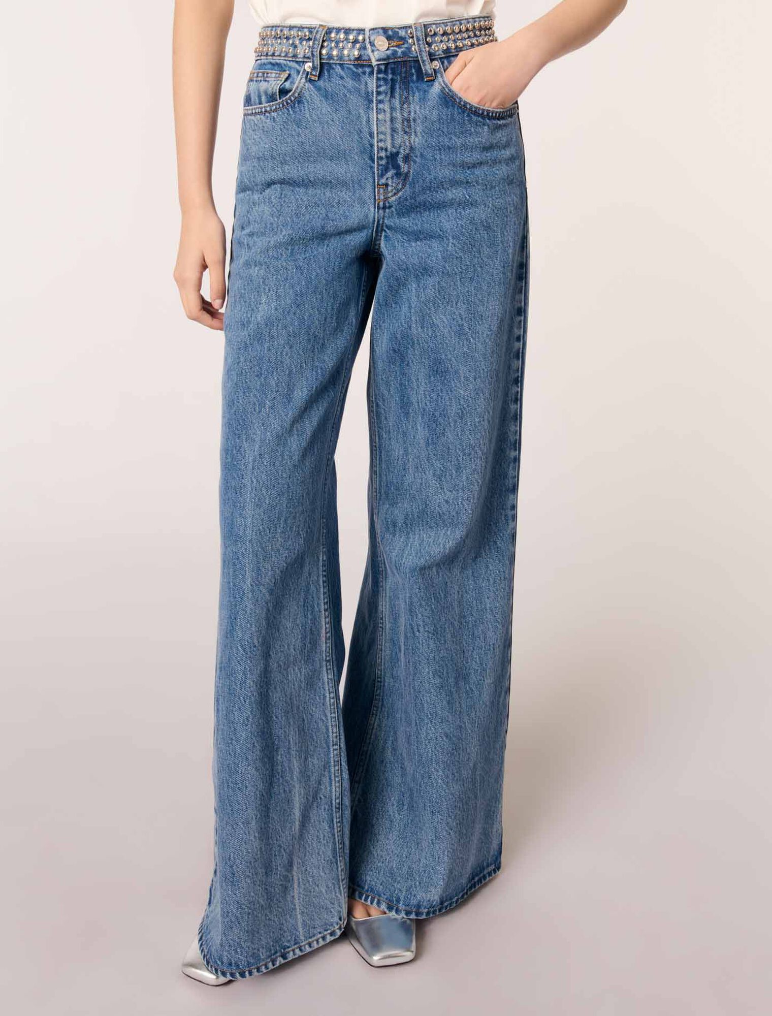 Jeans flare con cintura de clavos