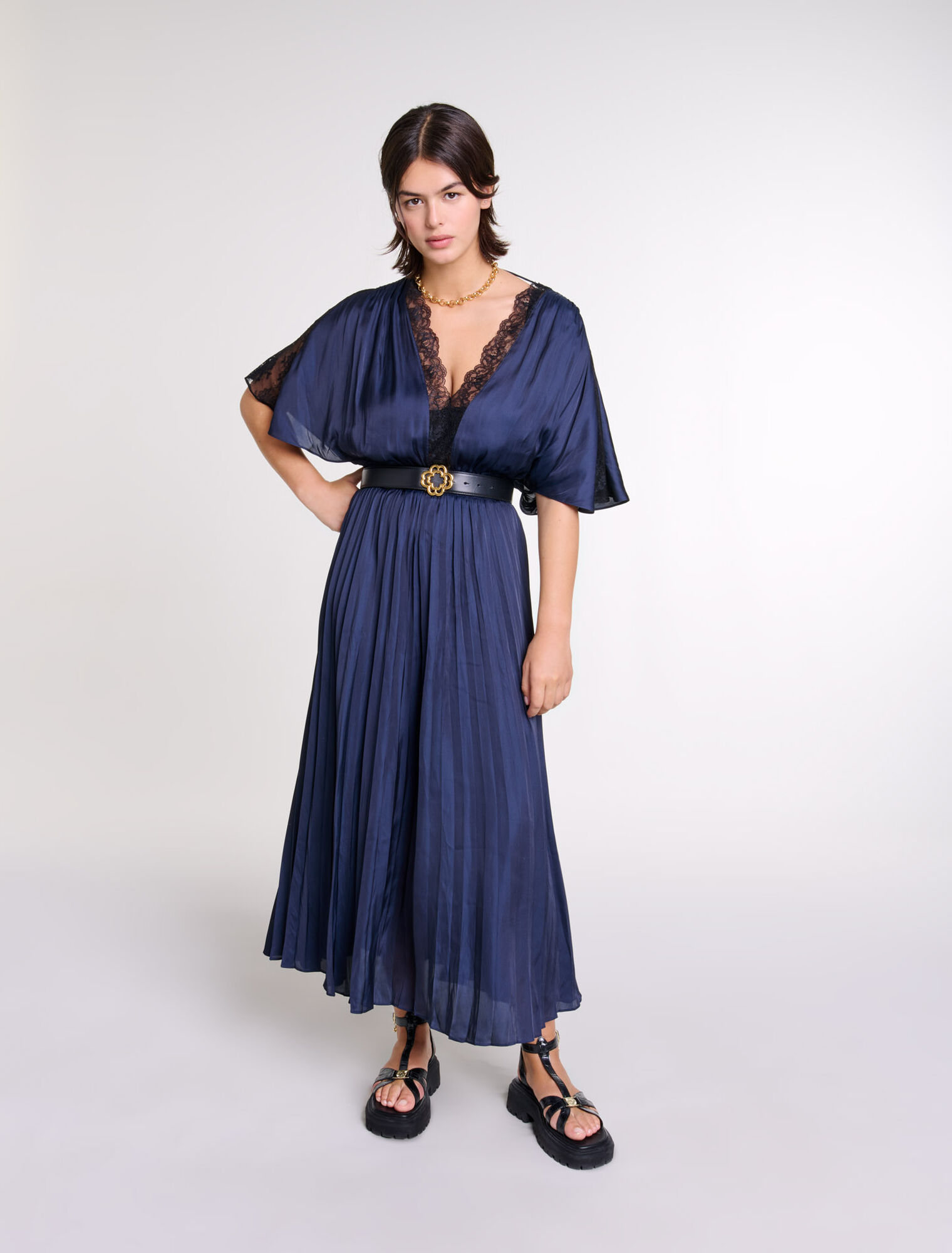 Vestido largo plisado con encaje