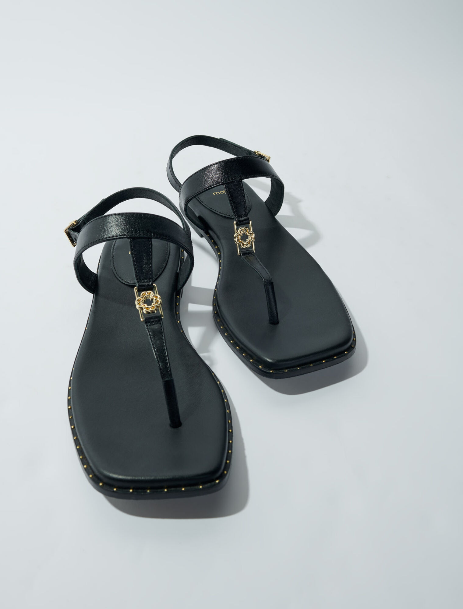 Sandalias planas con tiras de piel