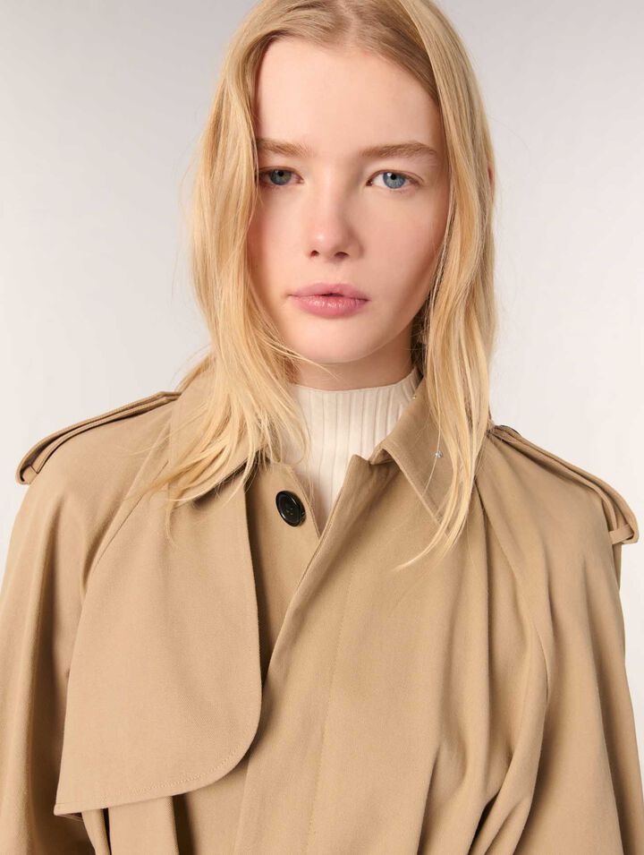 Gabardina corta con tachuelas