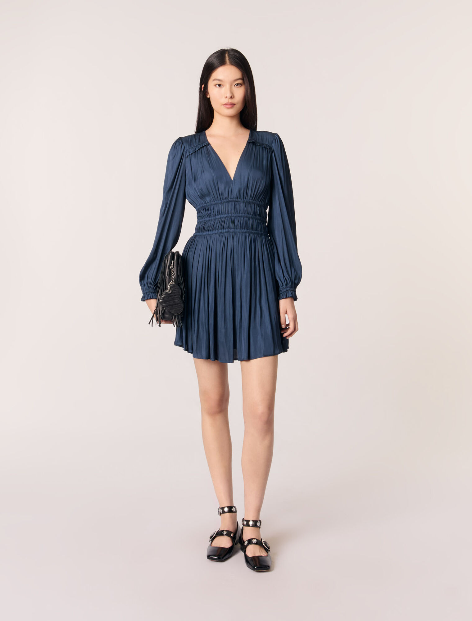 Vestido corto de raso con volantes
