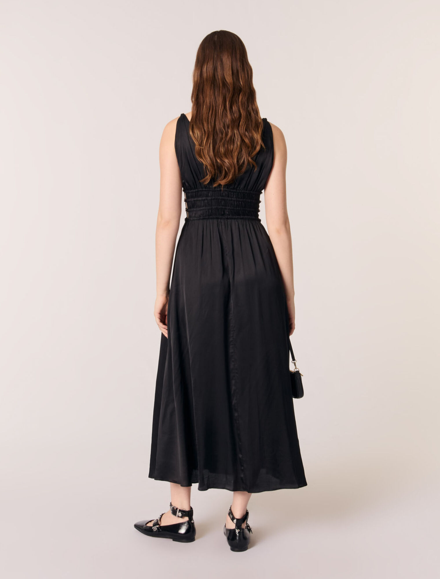 Vestido satinado calado