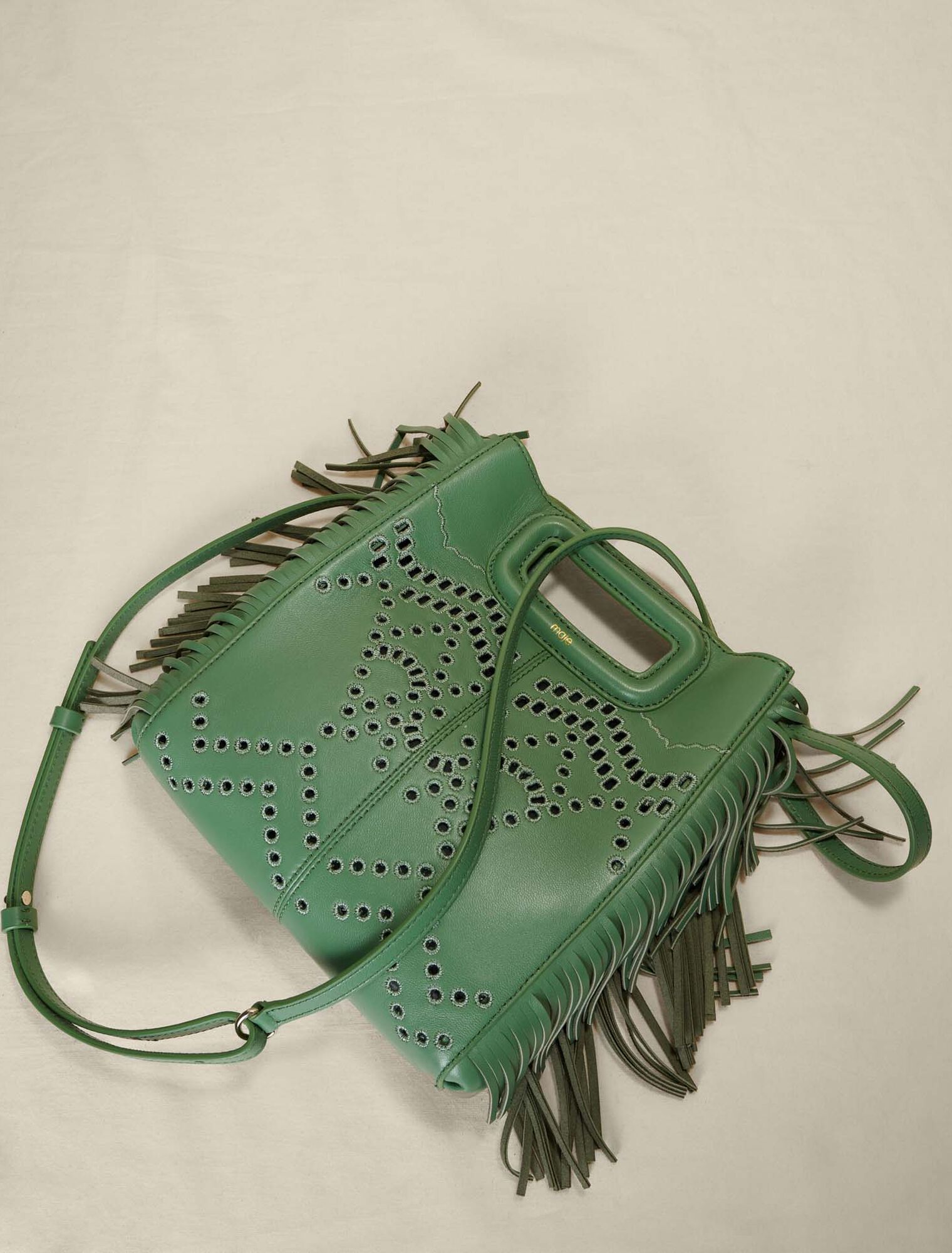 Bolso M con flecos de piel perforada