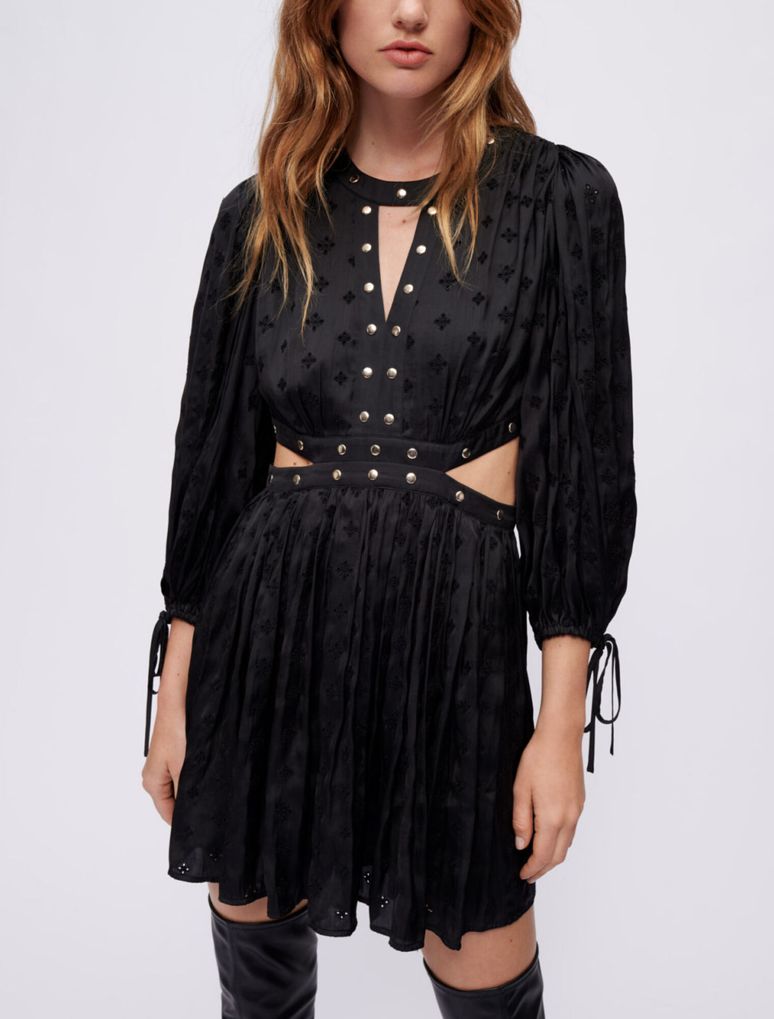 Vestido de satén bordado con tachuelas