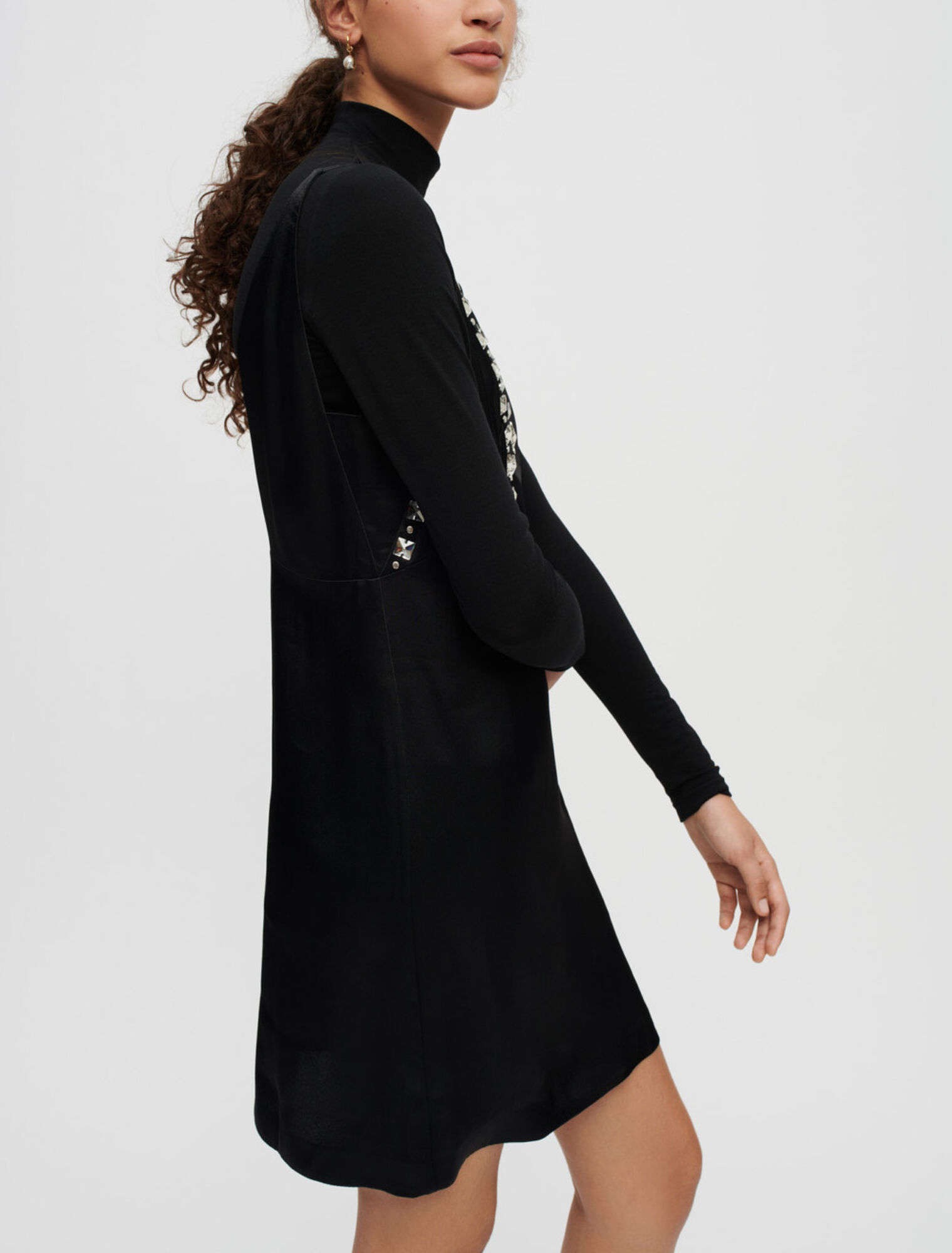 Vestido de satén negro con tirantes joya